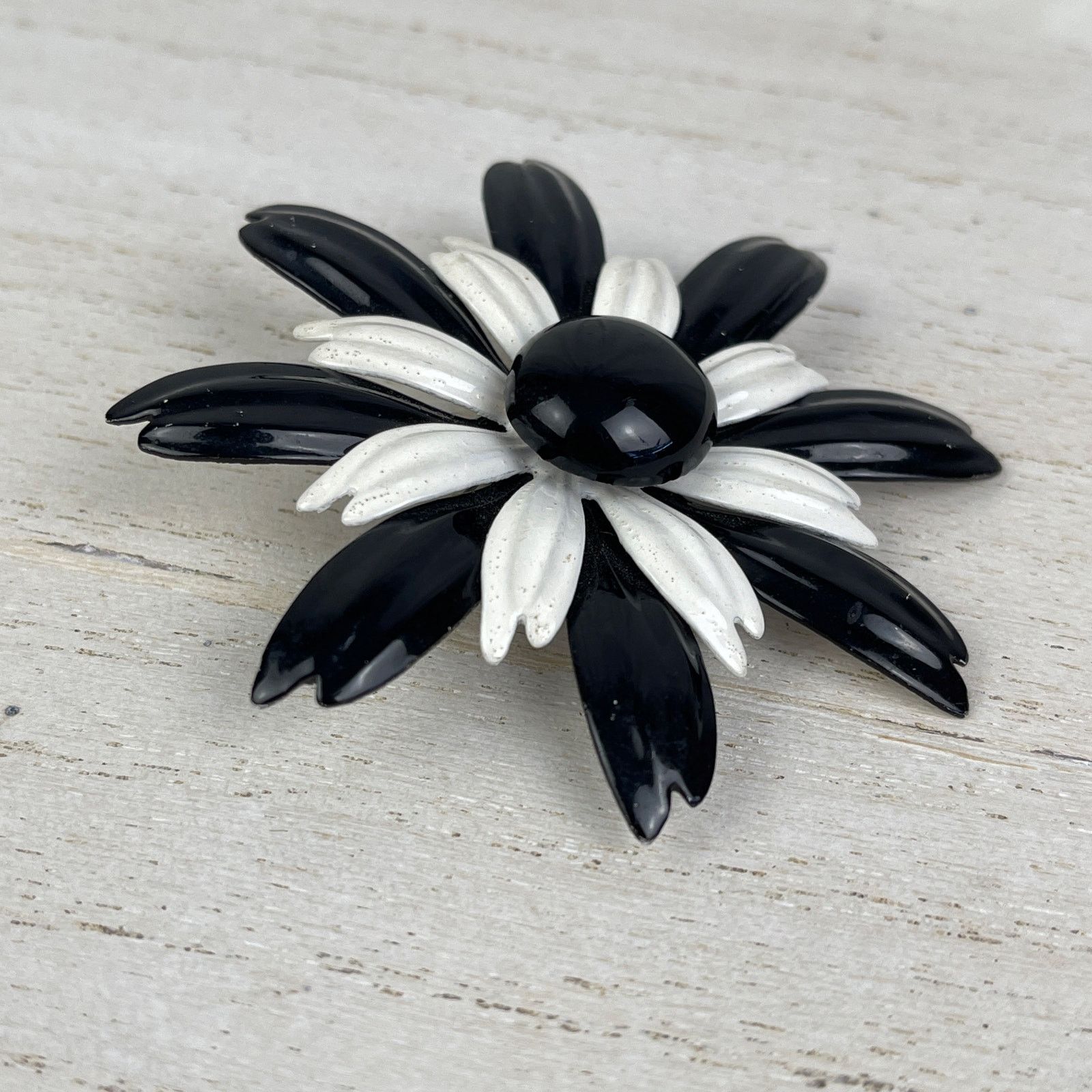 Vintage VTG 1960’s Black White Daisy Flower Brooch Pin Metal Enamel Size ONE SIZE - 5 Thumbnail