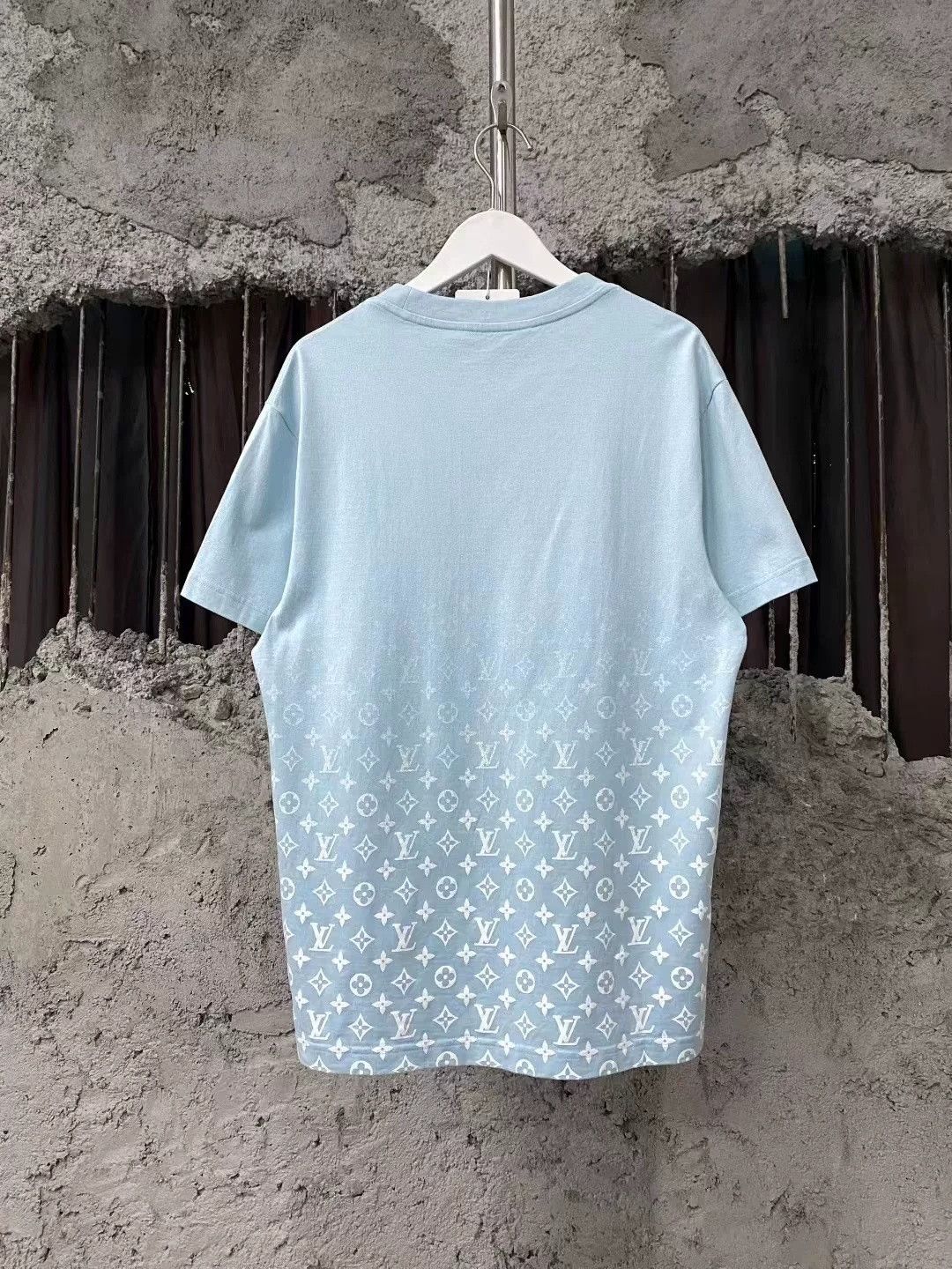 Louis Vuitton Louis Vuitton Ice Blue Gradient Monogram Tee Size US S / EU 44-46 / 1 - 2 Thumbnail