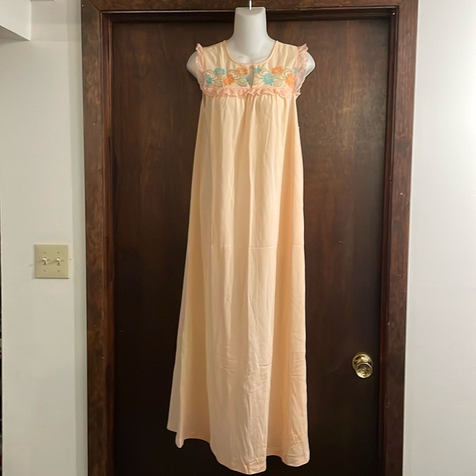 Vintage VNTG JCPenney Sleepwear Embroidered Florals Lace Nightgown Size ONE SIZE - 1 Thumbnail
