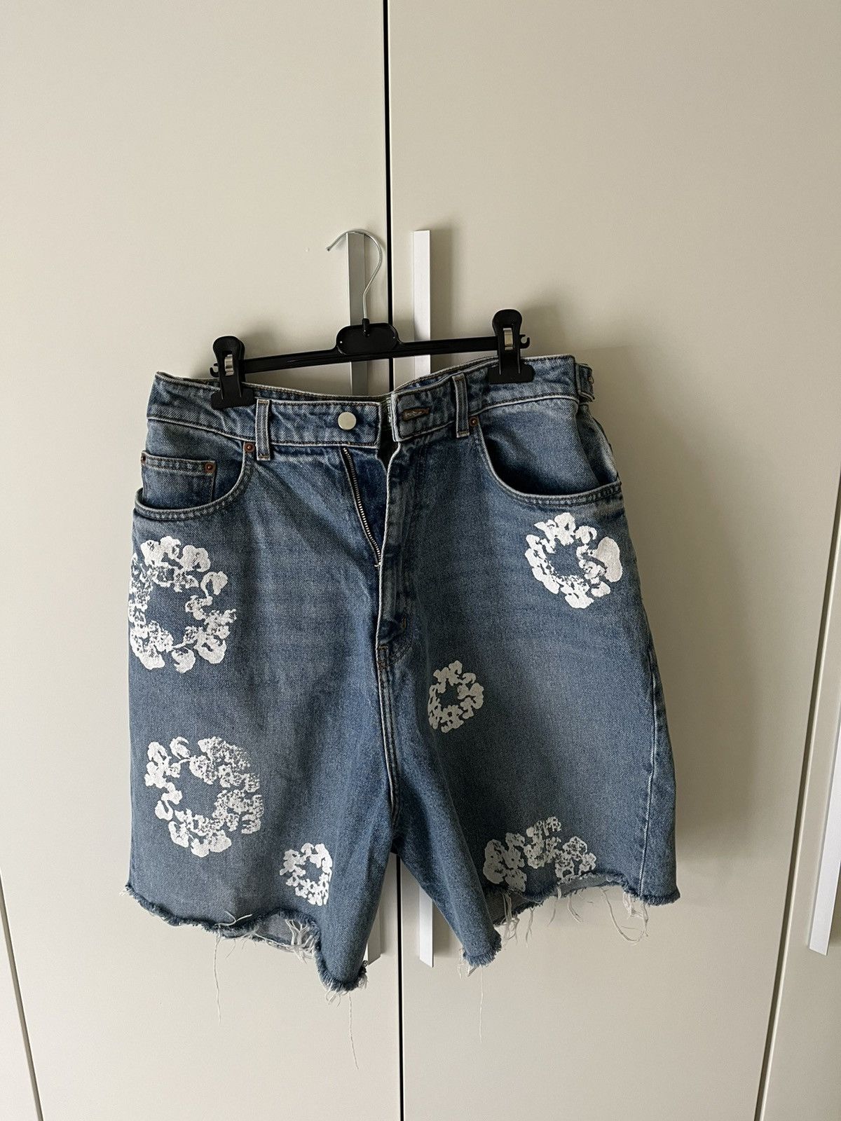 DENIM TEARS × Levi's Denim Tears x Levi’s - Cotton Wreath Shorts Light Wash Size US 32 / EU 48 - 1 Thumbnail