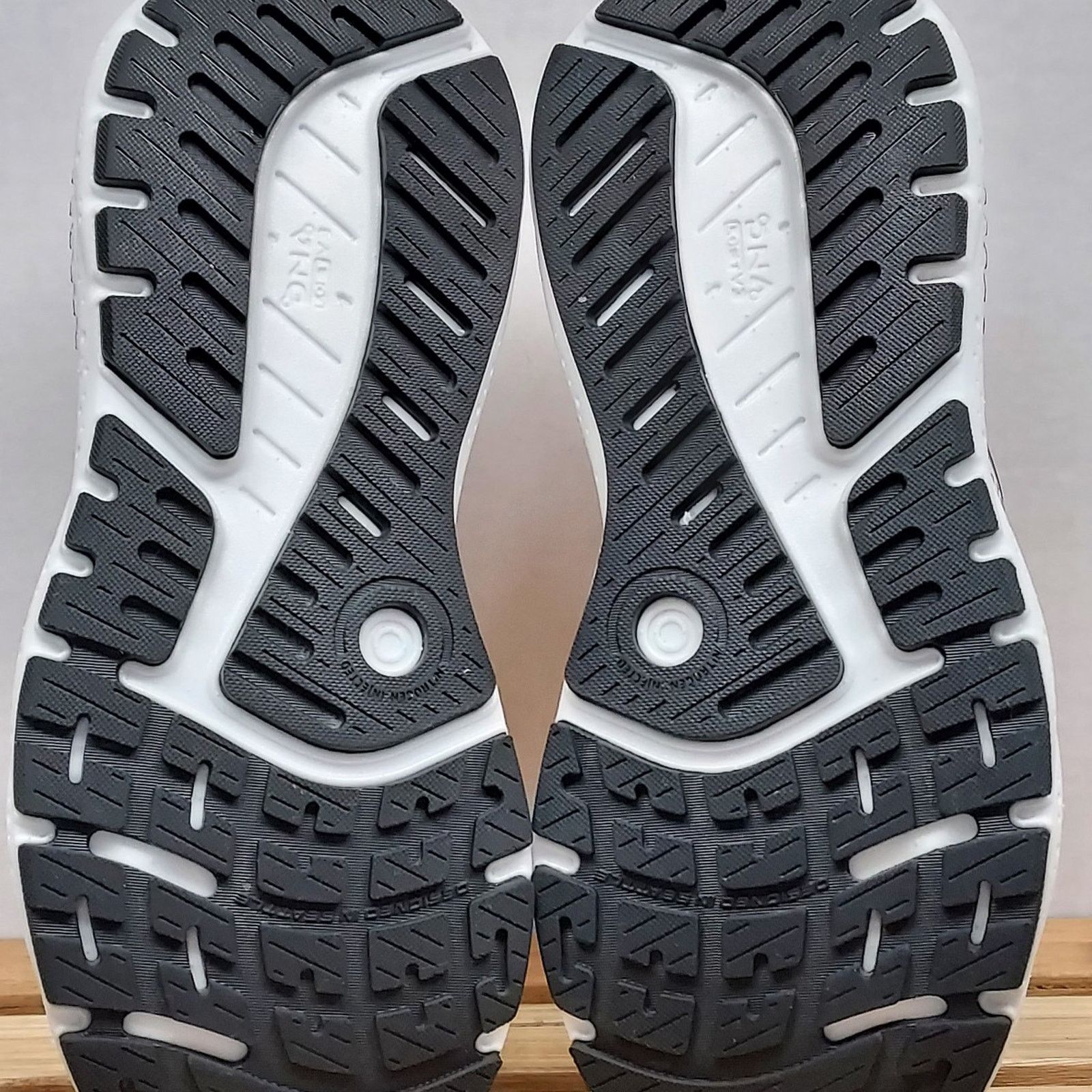 Brooks Brooks Womens | White | Ariel GTS 23 Athletic Shoes Size 9.5 Size US 9.5 / IT 39.5 - 4 Thumbnail