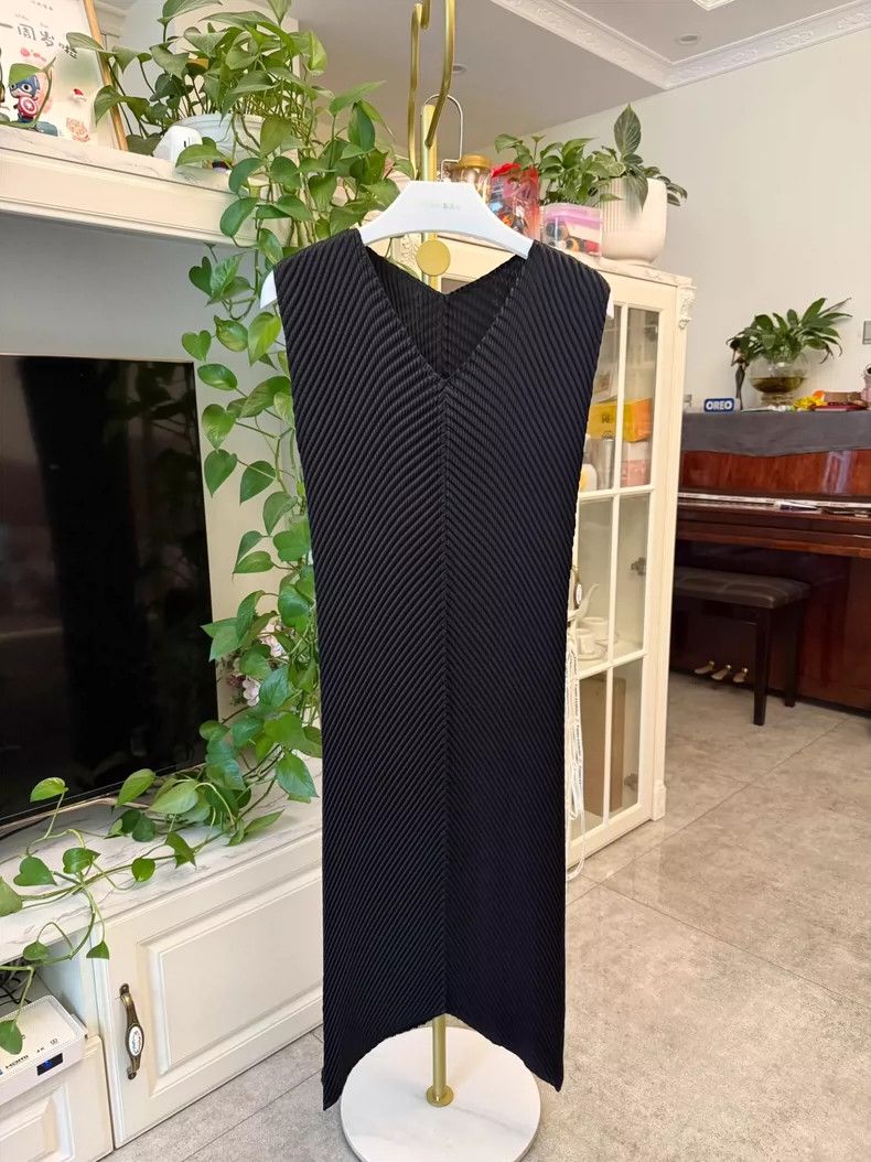 Issey Miyake Issey Miyake size:2 Black small fish-scale dress Size XS / US 0-2 / IT 36-38 - 1 Thumbnail