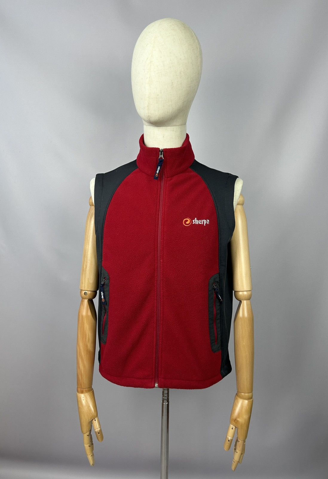 Other Sherpa Hiunchuli Fleece Grey Red Gilet Vest Size M Size US M / EU 48-50 / 2 - 2 Thumbnail