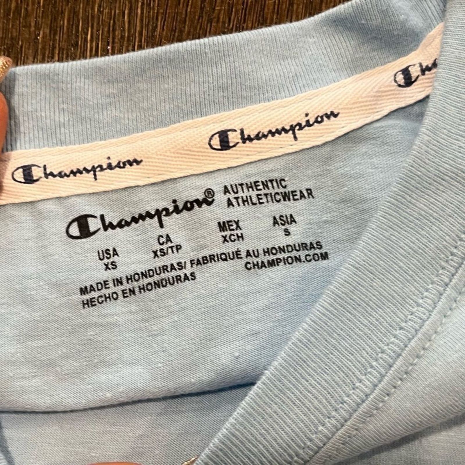 Champion NWT Champion Light Blue Graphic Crop Top - Size XS Size XS / US 0-2 / IT 36-38 - 3 Thumbnail