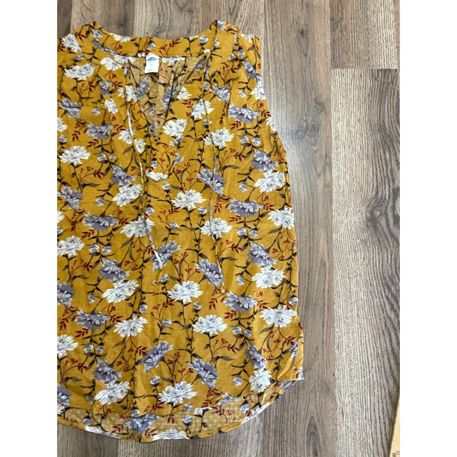 Old Navy Old Navy Shirt Women's XS Sleeveless Floral V-Neck T-Shirt Yellow Red White, Casual Size XS / US 0-2 / IT 36-38 - 4 Thumbnail