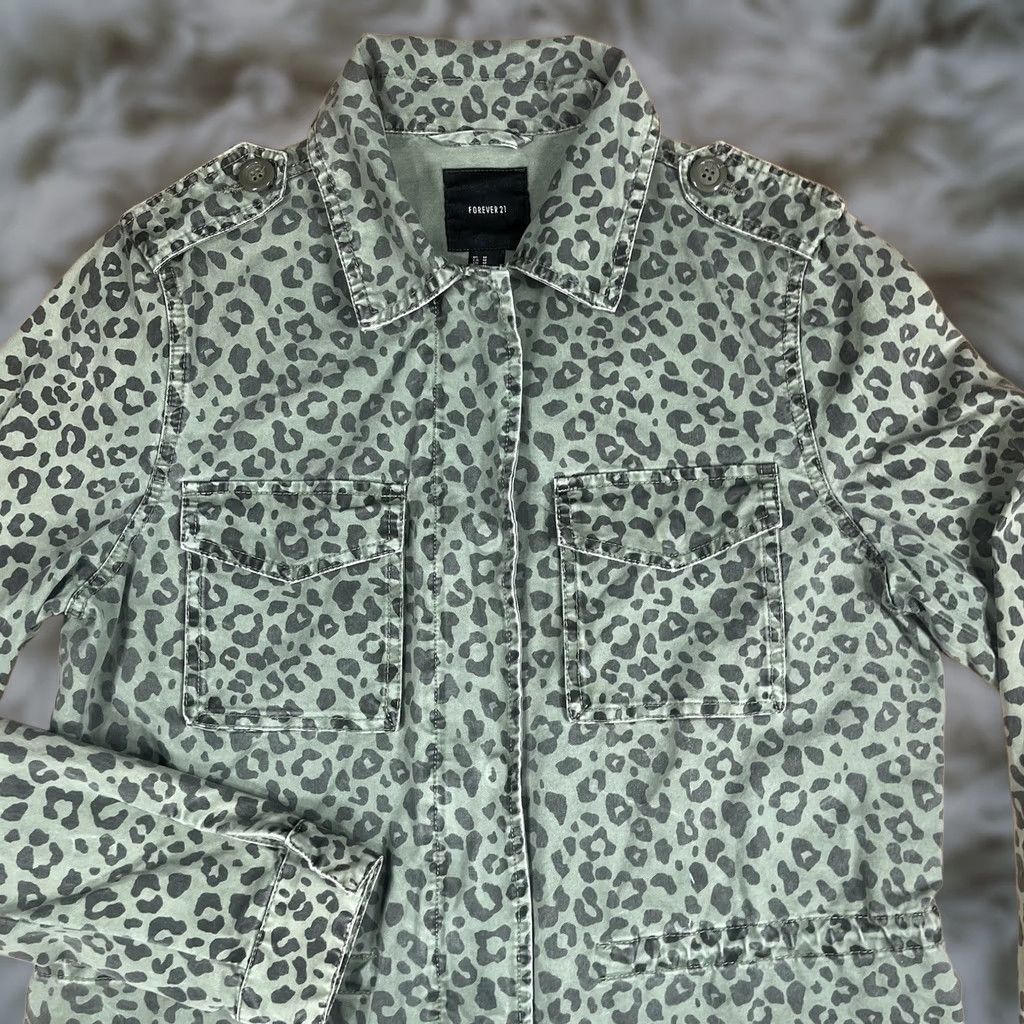 Forever 21 Forever 21 Jacket Camouflage Womens Size M Front Zip Button Coat Shirt Long Sleeve Jacket Womens Mens? Size M / US 6-8 / IT 42-44 - 1 Thumbnail