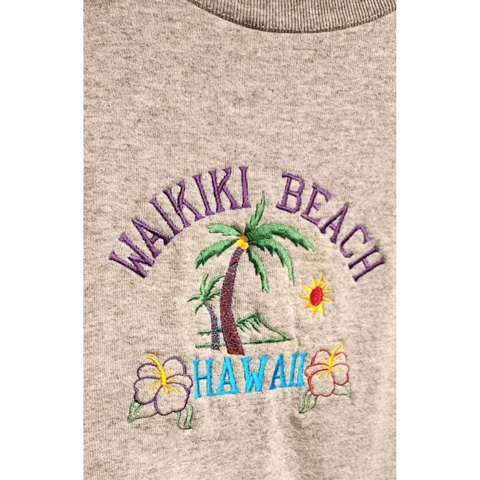 Fruit Of The Loom Waikiki Beach Hawaii Sweatshirt Mens 3XL Embroidered Vintage 90s Sweatshirt Gray Cotton Polyester Knit Pullover Crew Neck Unisex Adults Size US XXL / EU 58 / 5 - 4 Thumbnail