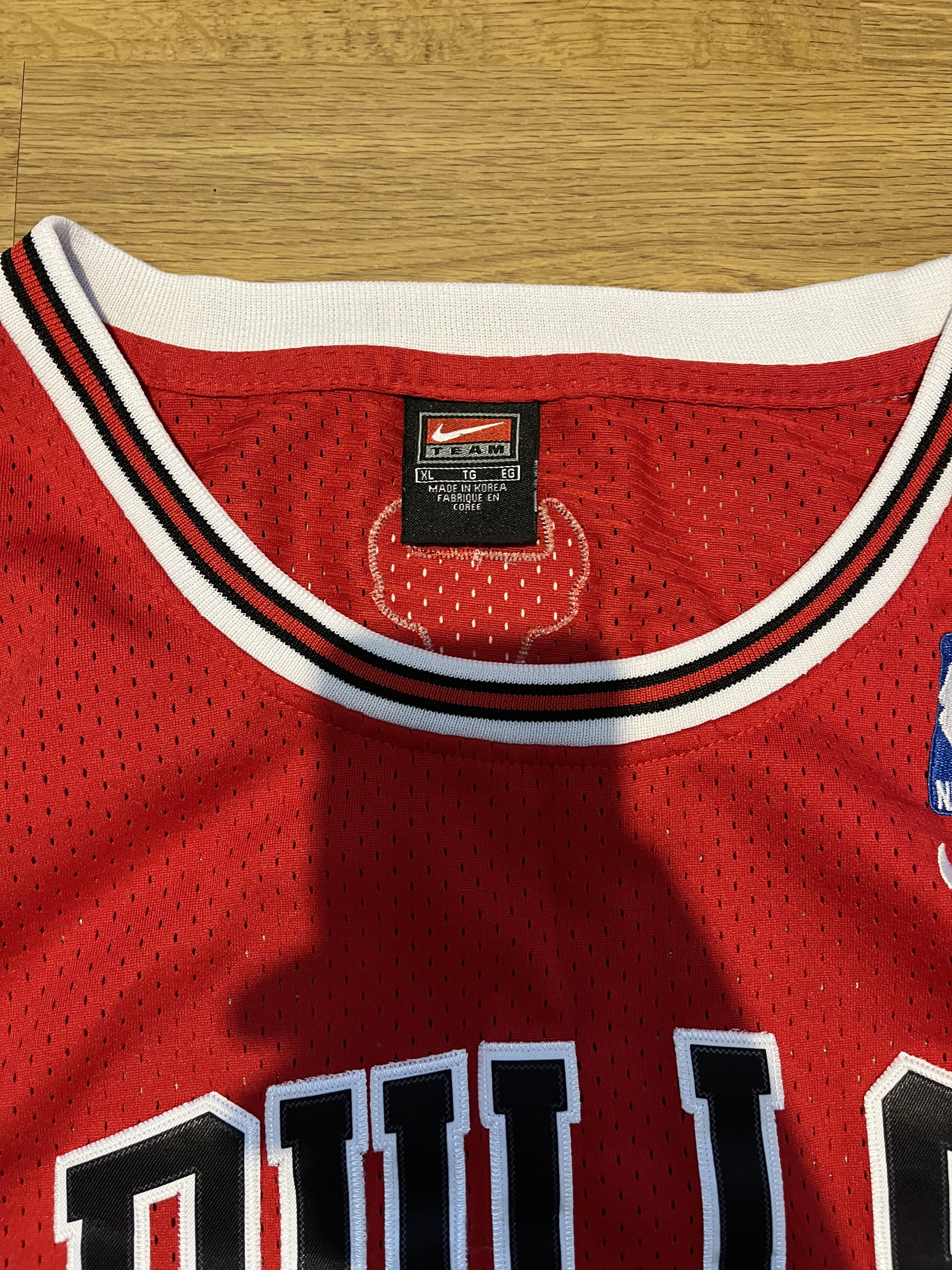 NBA Vintage Nike Chicago Bulls Jordan 23 NBA basketball jersey Size US XL / EU 56 / 4 - 3 Thumbnail