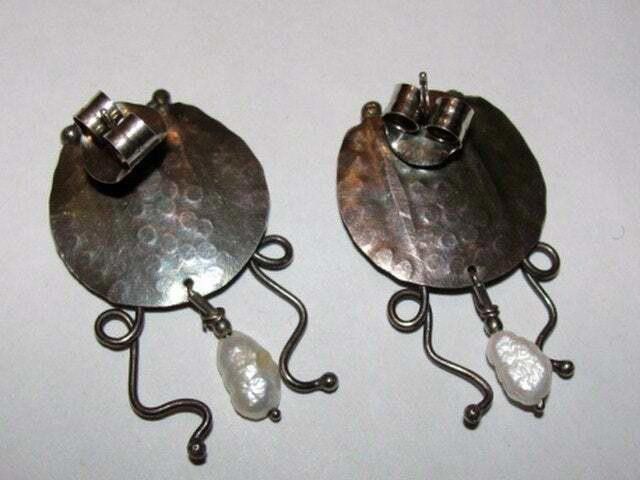 Designer Hammered Disc Figural Modernist Water Pearl Dangle Earrings Size ONE SIZE - 3 Thumbnail