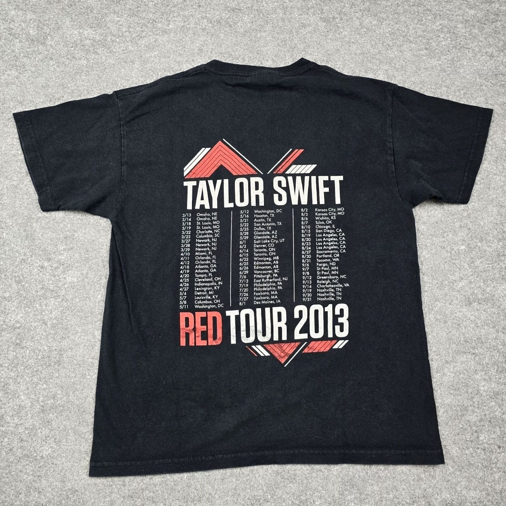 Gildan Taylor Swift Shirt Womens Medium Black Red Tour 2013 Graphic Tee Gildan Size M / US 6-8 / IT 42-44 - 5 Thumbnail