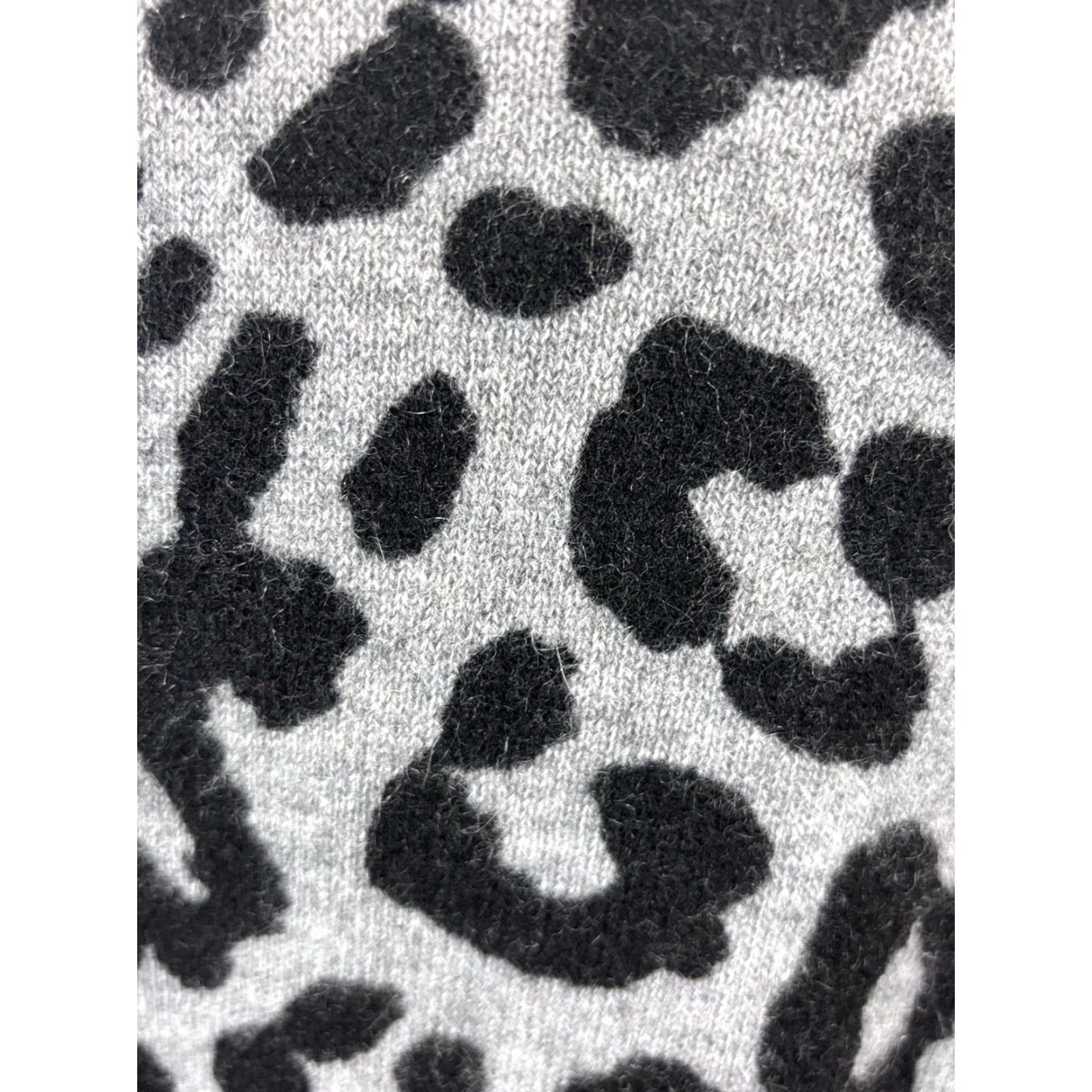 Saks Fifth Avenue Saks Fifth Avenue Cashmere Animal Print Sweater Women's Small Grey Black Pullover Size S / US 4 / IT 40 - 6 Thumbnail