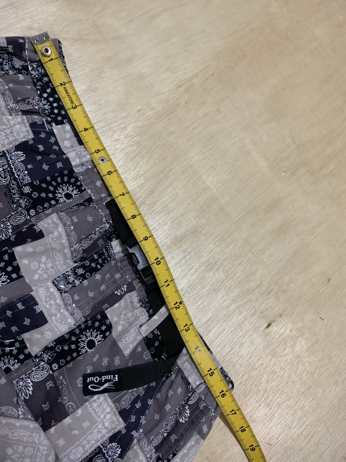 20471120 × Japanese Brand Bandana Find-Out Short pants Size US 33 - 11 Thumbnail