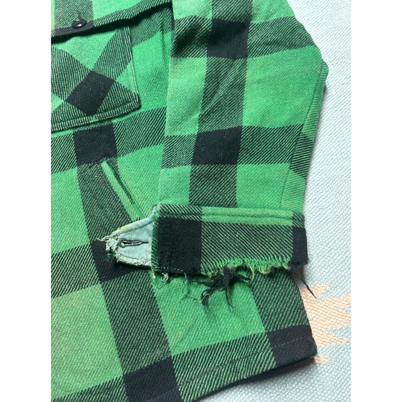 Vintage VINTAGE LL Bean Wool Cruiser Jacket Green Buffalo Plaid Distressed Cape Lg Mens 80s Hunting Jacket Size US L / EU 52-54 / 3 - 2 Thumbnail