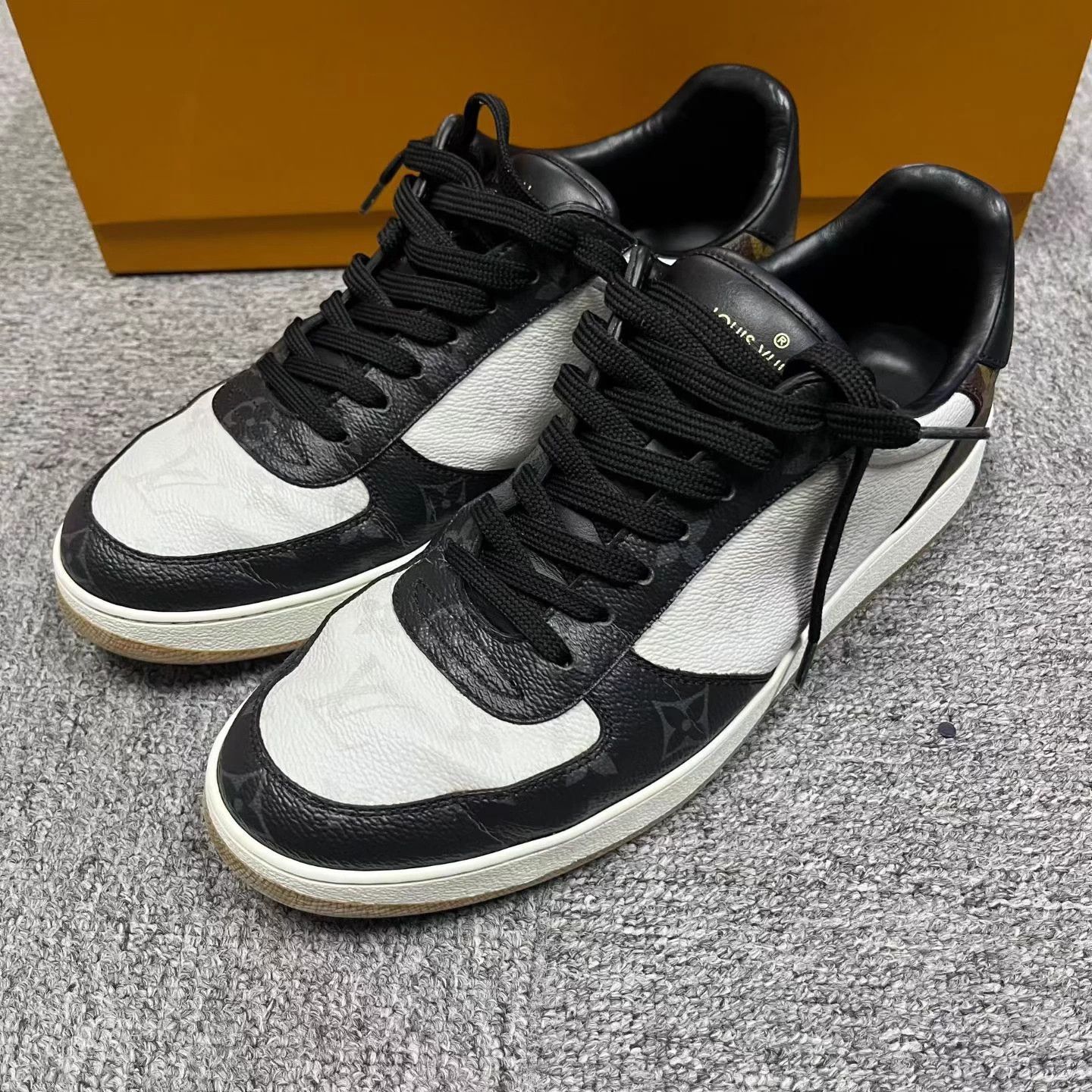 Louis Vuitton Louis Vuitton White Gray Canvas Low-top Sneakers 6.5 Size US 6.5 / IT 36.5 - 2 Thumbnail