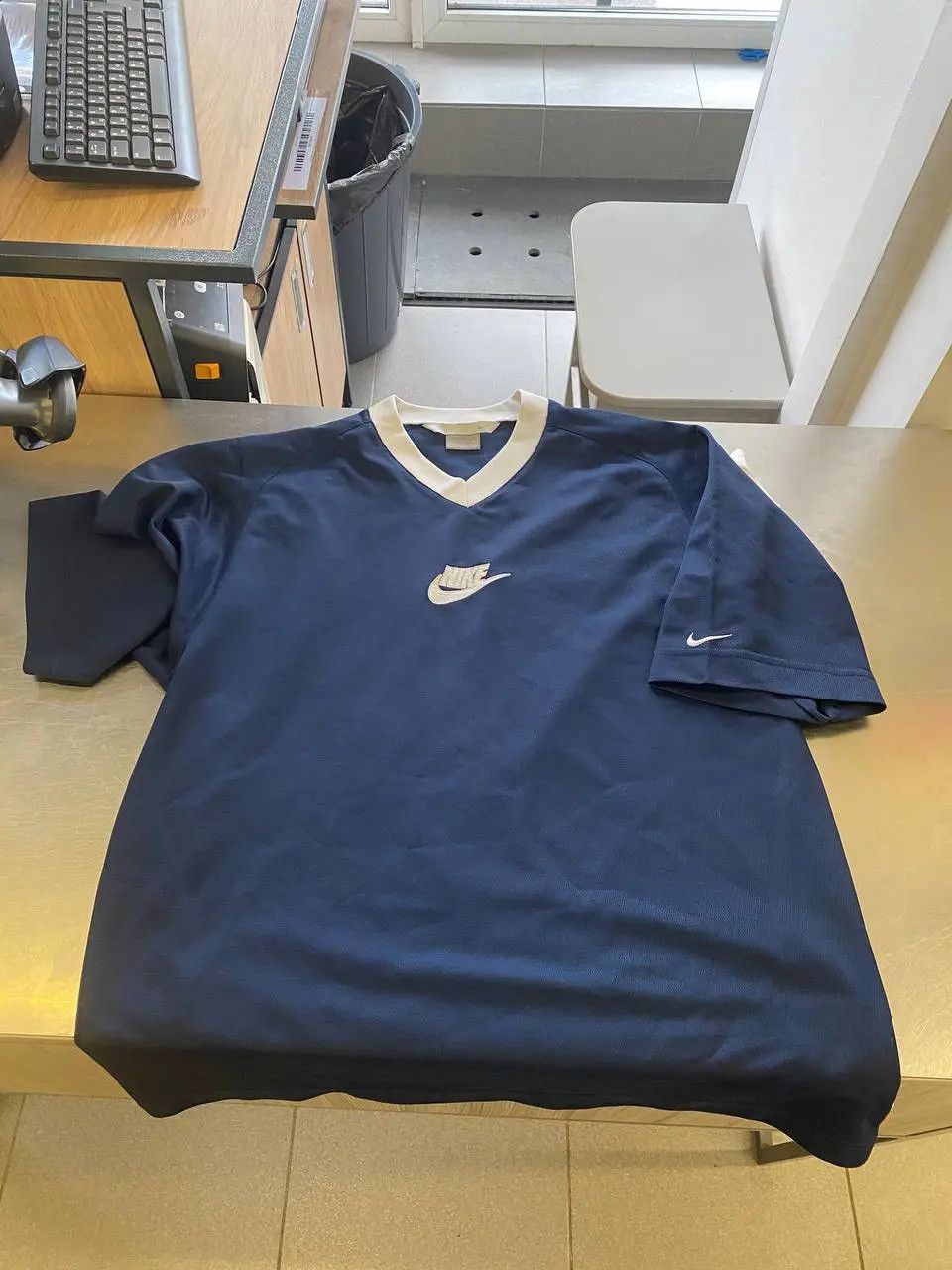 Nike Nike Vintage Big Center Logo T-Shirt Swoosh Size US L / EU 52-54 / 3 - 1 Thumbnail
