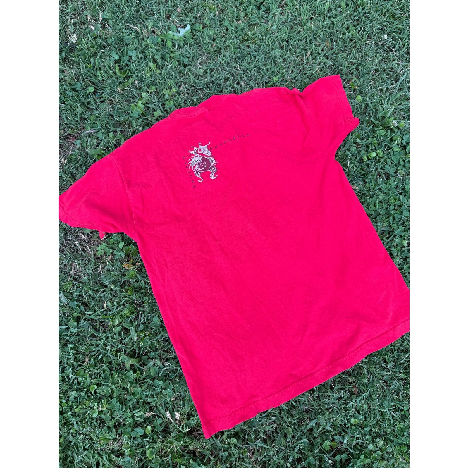 Vintage Vintage Stevie Trouble In Shangri La 2001 Tee Red T-Shirt Size US L / EU 52-54 / 3 - 5 Thumbnail