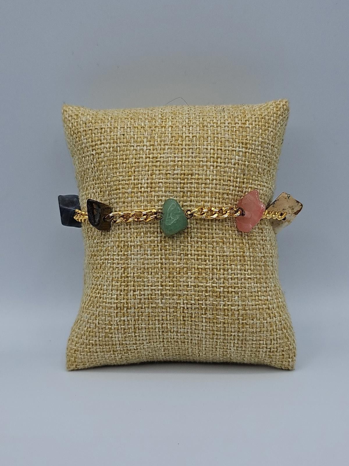 The Unbranded Brand Bracelet with gold-tone chain and chip gemstones Size ONE SIZE - 1 Thumbnail