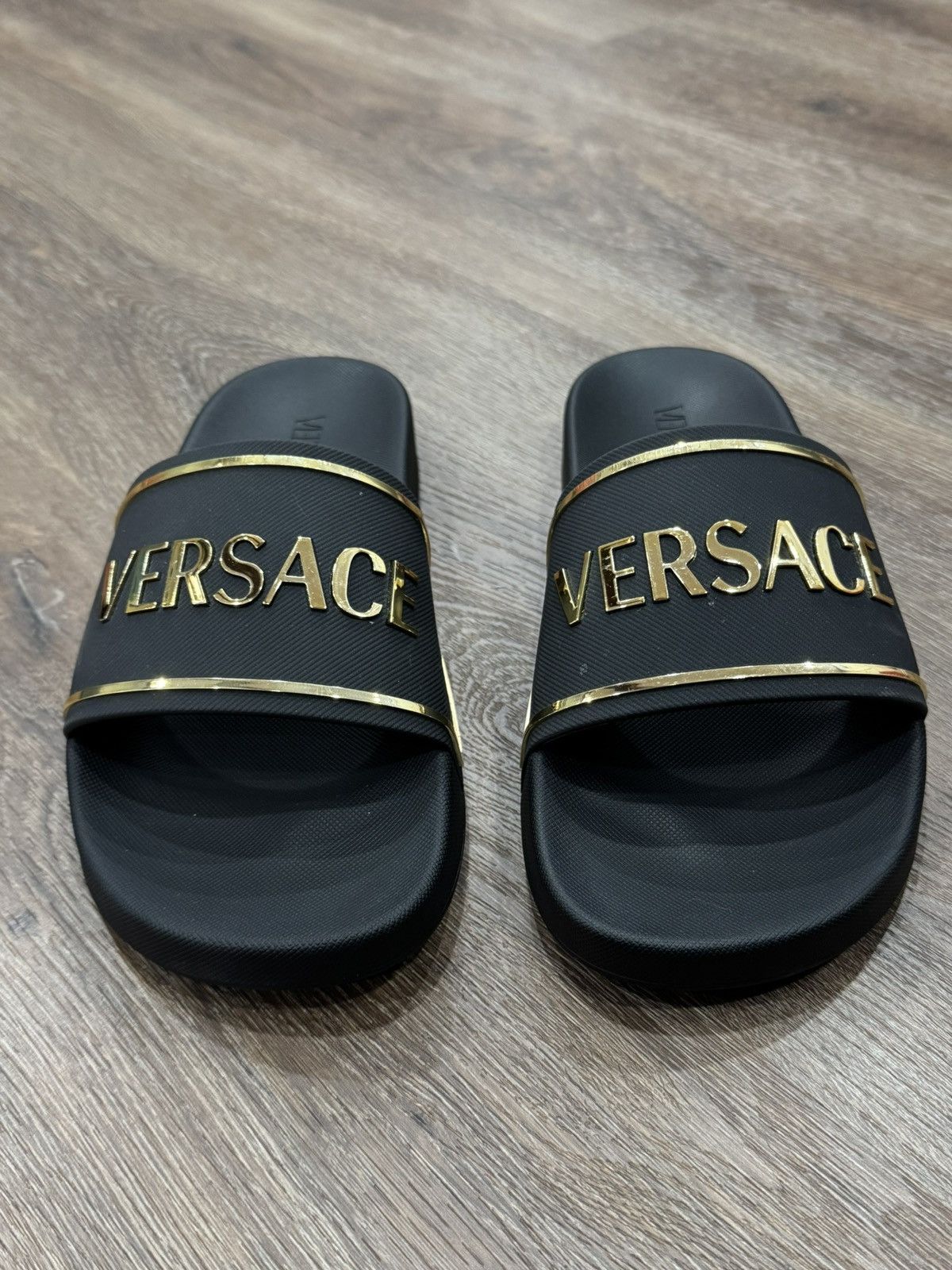 Versace VERSACE logo-embossed slides Size US 10 / EU 43 - 5 Thumbnail