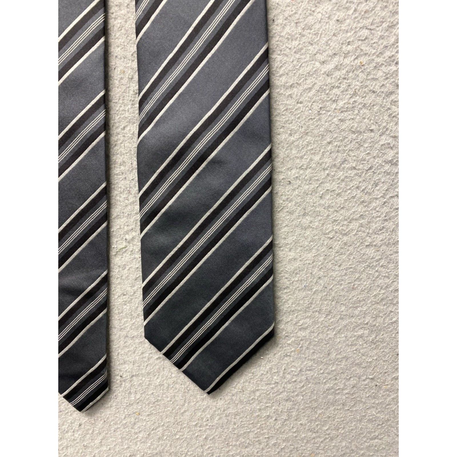 Banana Republic VINTAGE Banana Republic Men's Silk Tie Gray Striped Classic Neckwear 57-60 Inches Size ONE SIZE - 2 Thumbnail