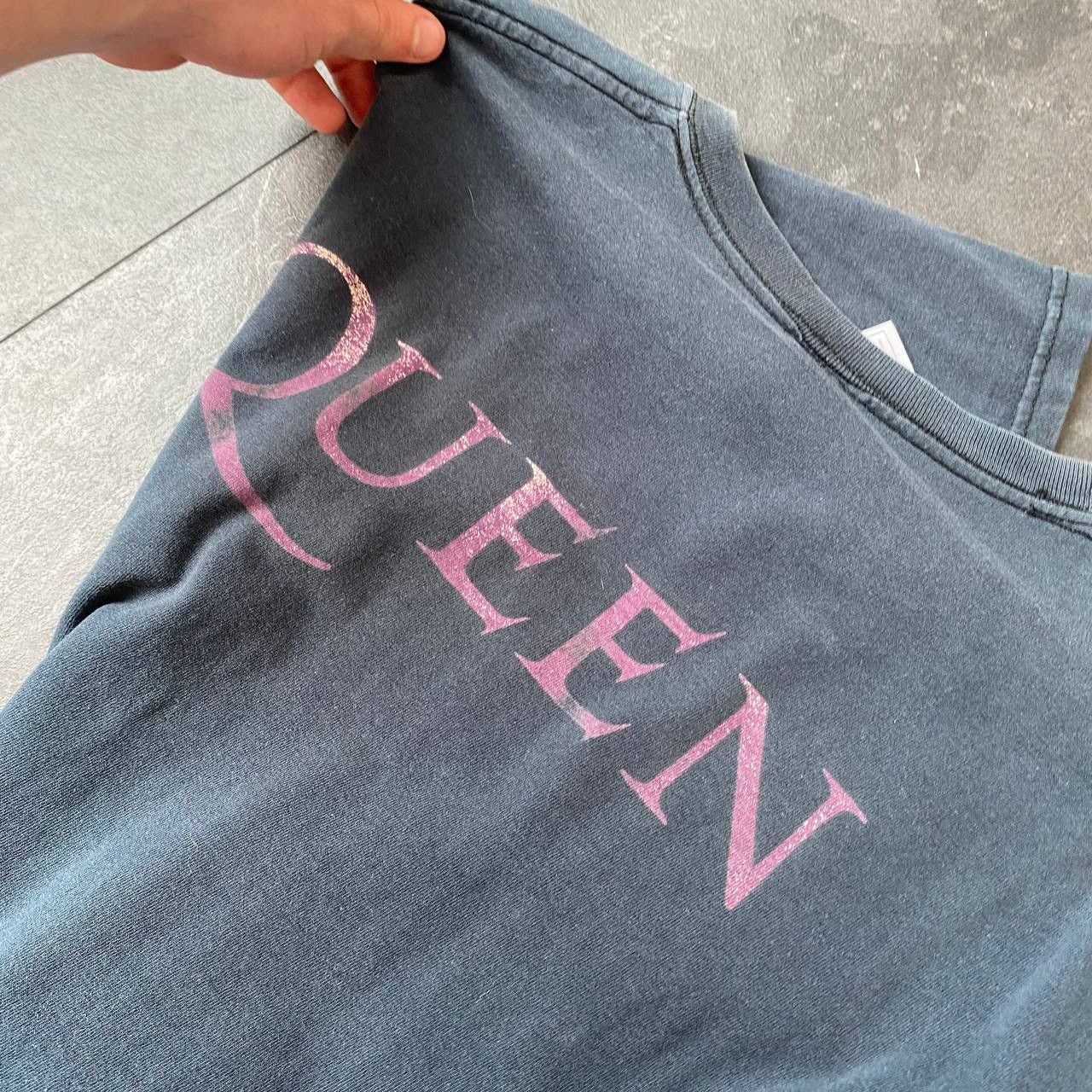 Band Tees × Vintage Vintage queen big logo rare tee shirts Size US XL / EU 56 / 4 - 8 Thumbnail