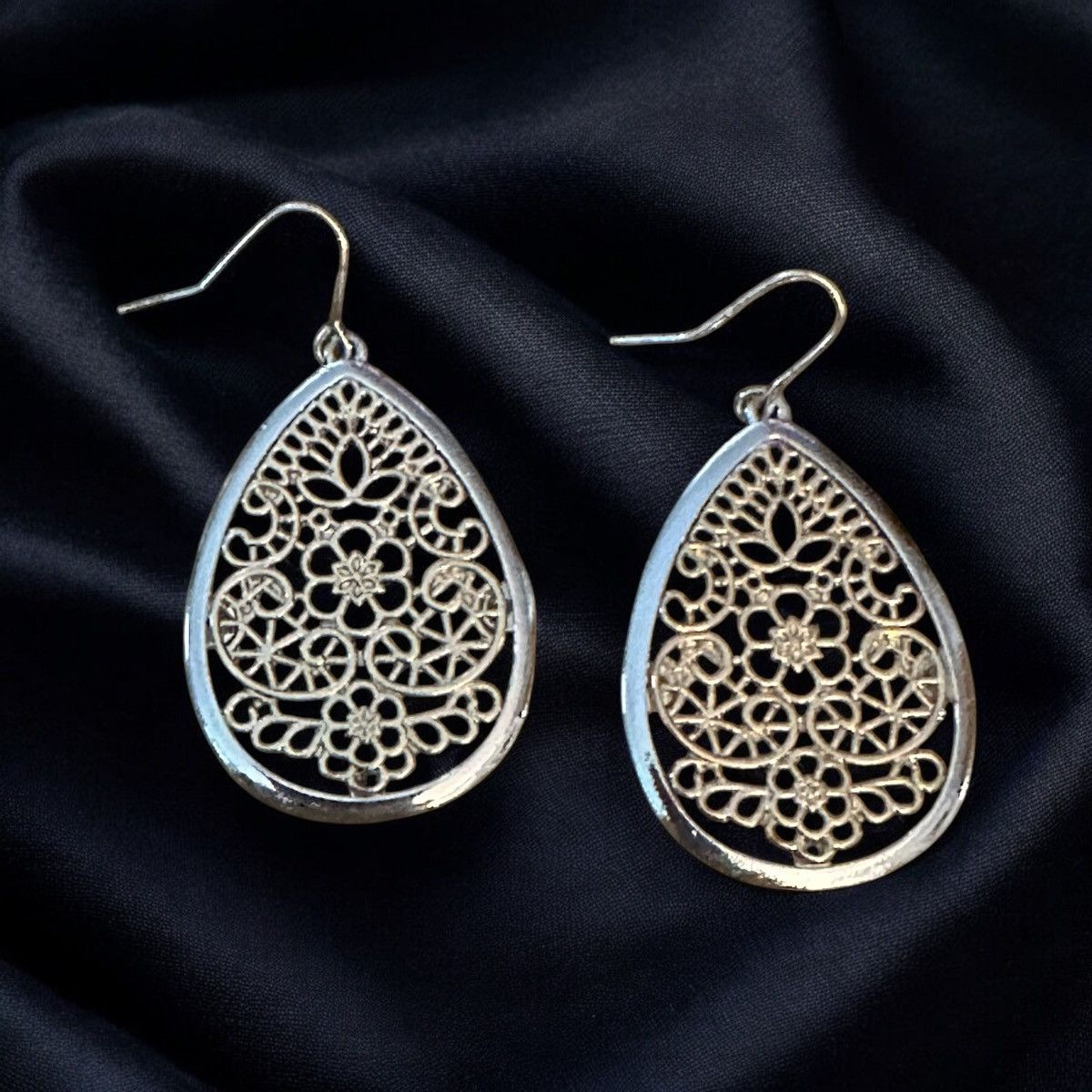 Other Two tone filigree teardrop dangle earrings Size ONE SIZE - 1 Thumbnail