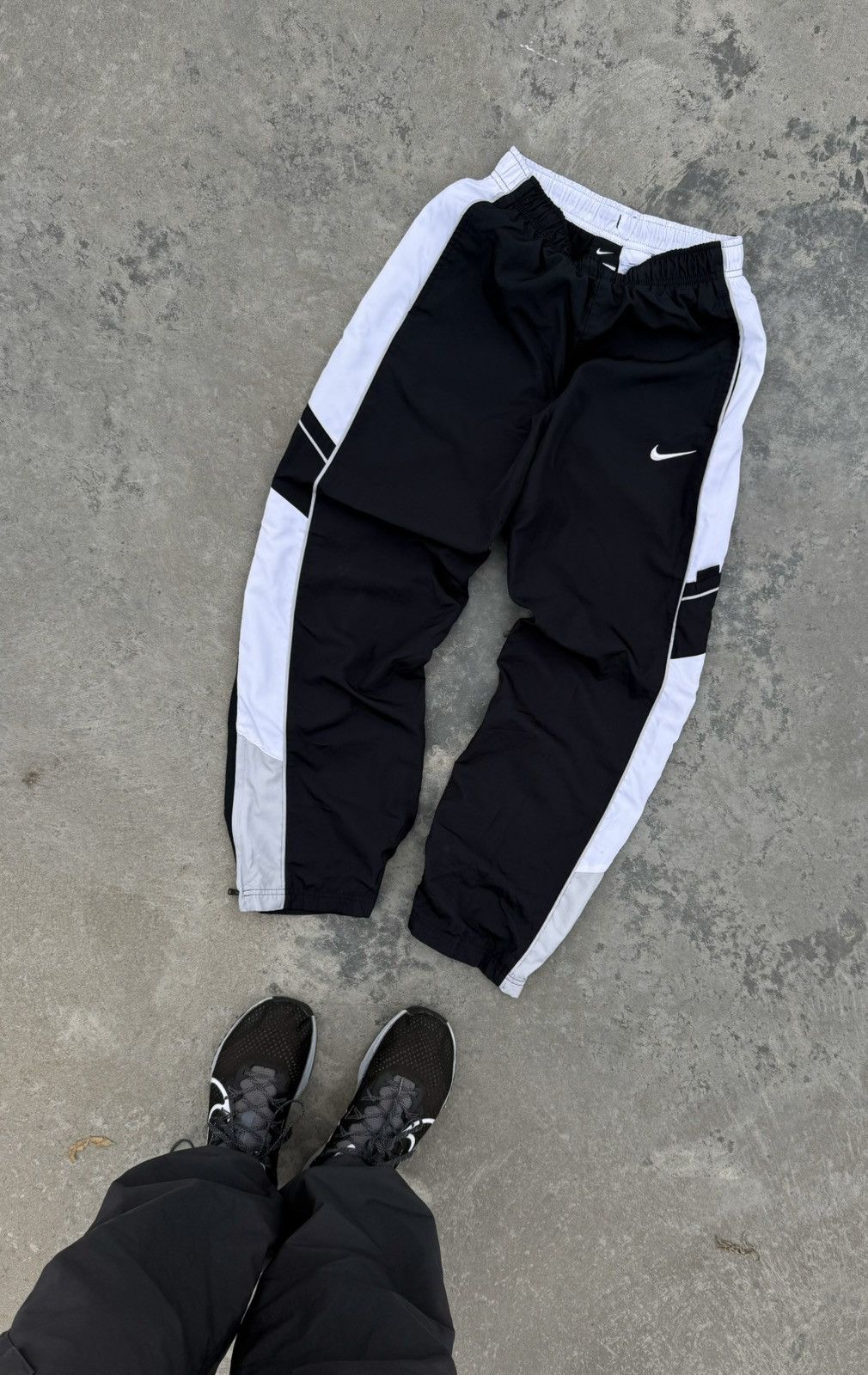 Vintage Vintage Nike Y2k Nylon Drill Baggy Pants Sk8 Joggers XS sz Size 26" / US 2 / IT 38 - 1 Thumbnail