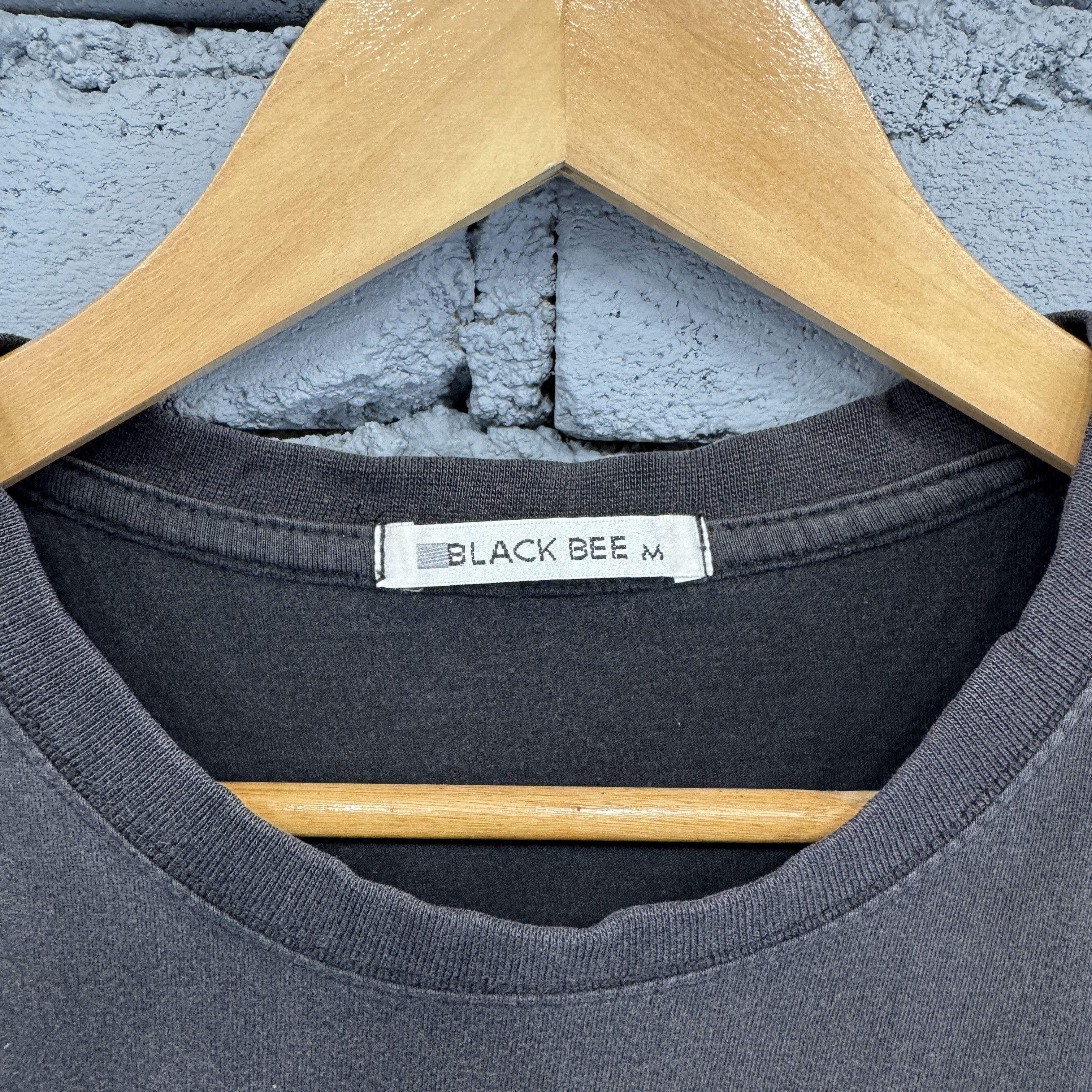 Vintage Vintage Black Bee Surfing Queen Wakiki Beach Tshirt Size US M / EU 48-50 / 2 - 4 Thumbnail