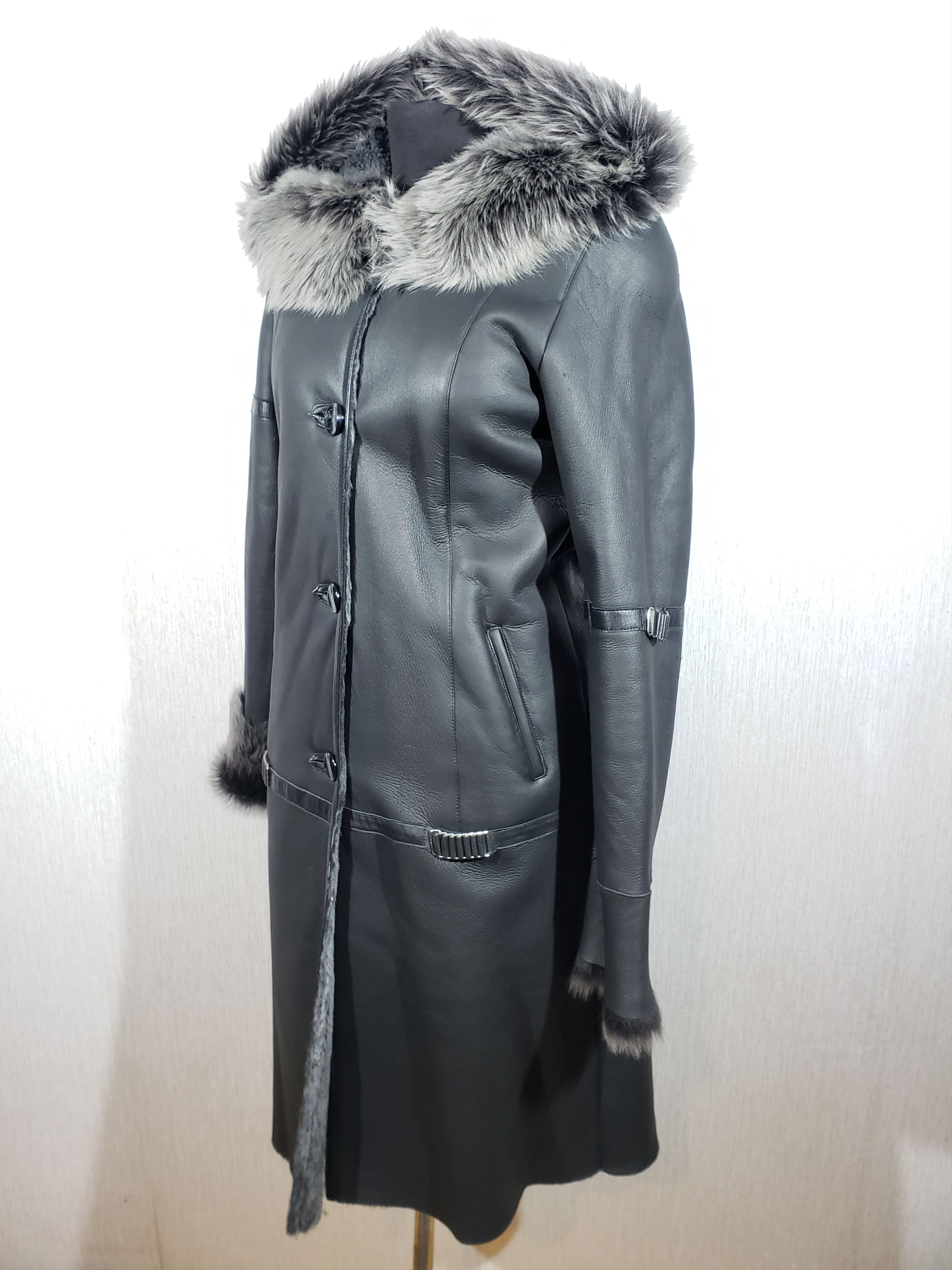 Other Stylish black sheepskin coat with a luxurious warm hood. Size M / US 6-8 / IT 42-44 - 3 Thumbnail