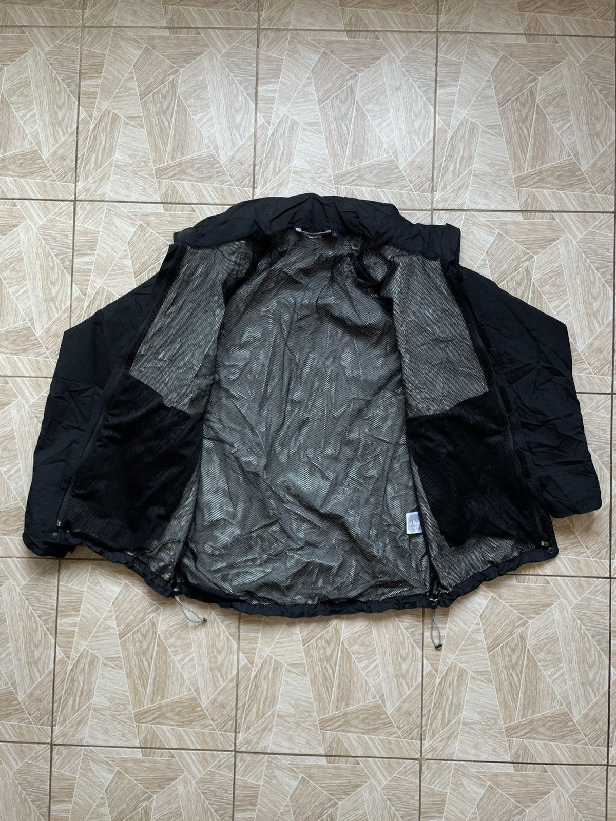 Berghaus × Vintage Outdoor Berghaus Aqua Foil Waterproof L Windbreaker Nylon Size US L / EU 52-54 / 3 - 10 Thumbnail