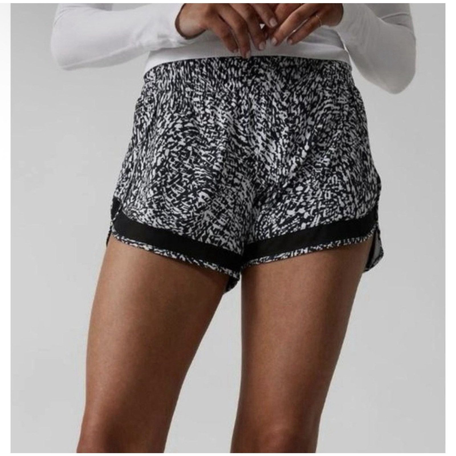 Athleta Athleta Printed Mesh Racer Run Shorts Black White Size S Size 27" / US 4 / IT 40 - 1 Thumbnail