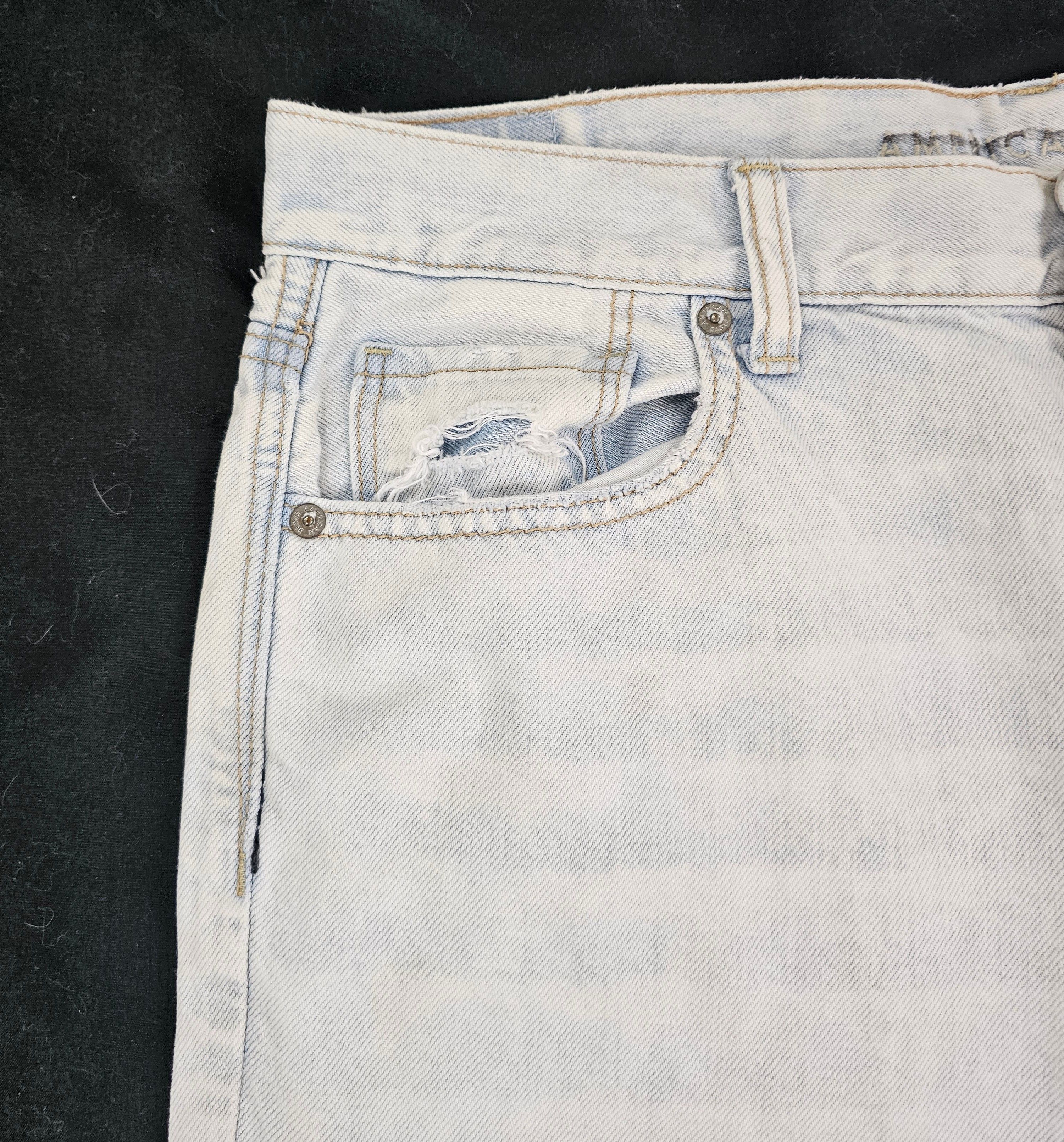 American Eagle Outfitters American Eagle Mom Jean Distressed Light Wash Women's 12 Size 36" / US 14 / IT 50 - 10 Thumbnail