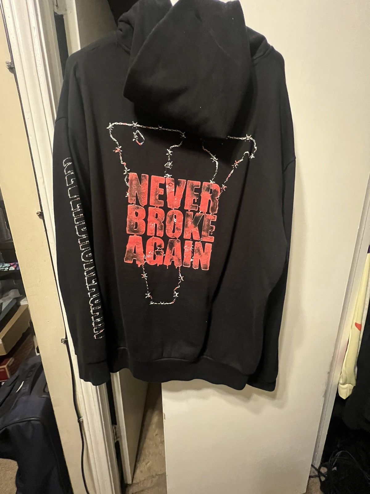 関税負担なし★Vlone x Never Broke Again Haunted パーカー NeverBrokeAgain Vlone Haunted Hoodie (Black) | Vlone LTD