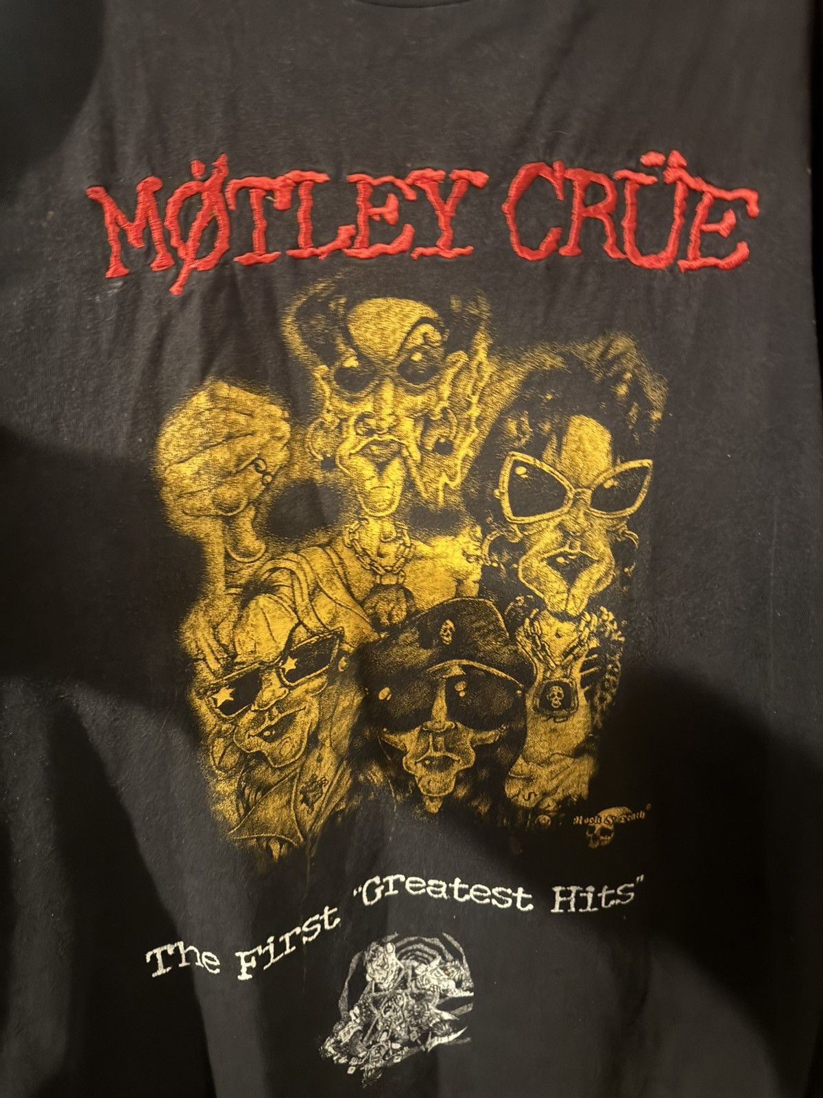 Band Tees VTG Motley Crue “The Greatest First Hits” Tshirt Size US XL / EU 56 / 4 - 2 Thumbnail