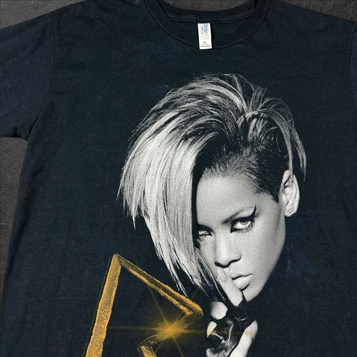 Gildan × Rihanna Vintage Rihanna Last Girl On Earth Tour 2010 T shirt Tee Size US M / EU 48-50 / 2 - 3 Thumbnail