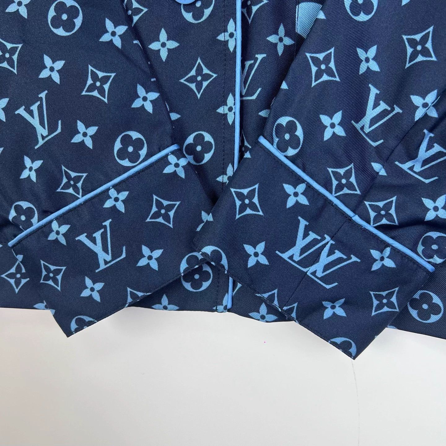 Louis Vuitton Louis Vuitton silk monogram print pajama-style shirt Size S / US 4 / IT 40 - 5 Thumbnail