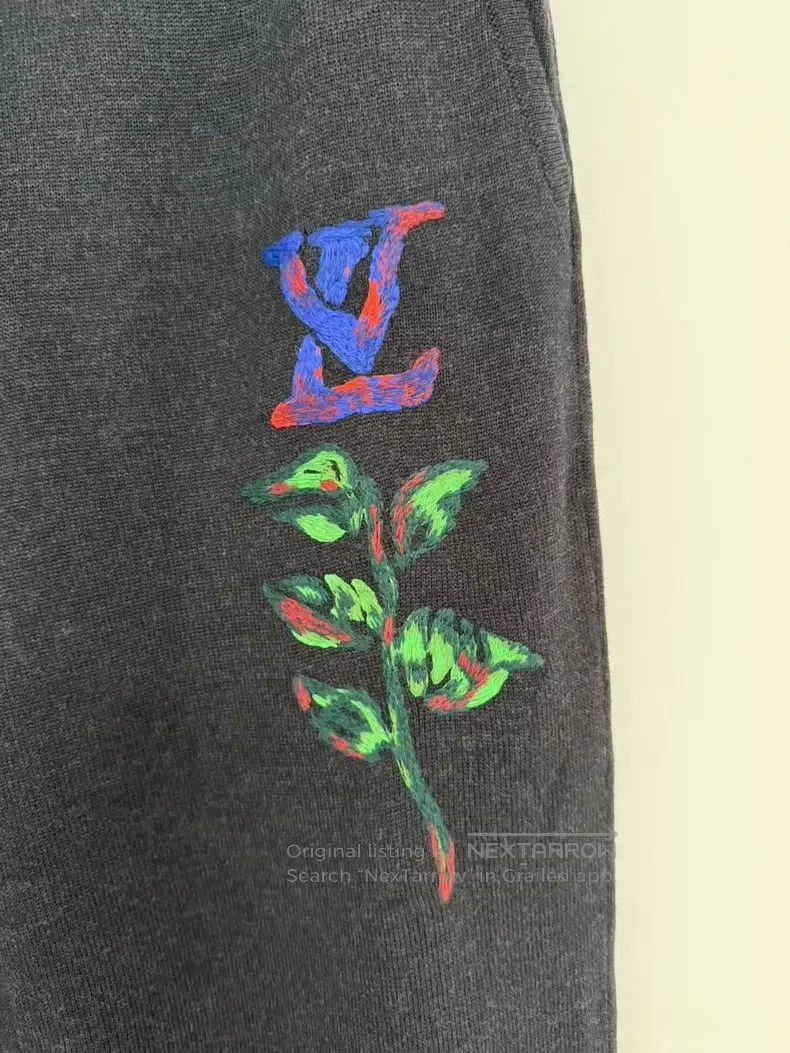 Louis Vuitton Louis Vuitton size s Black rosette embroidered logo sweatpa Size US 28 / EU 44 - 2 Thumbnail