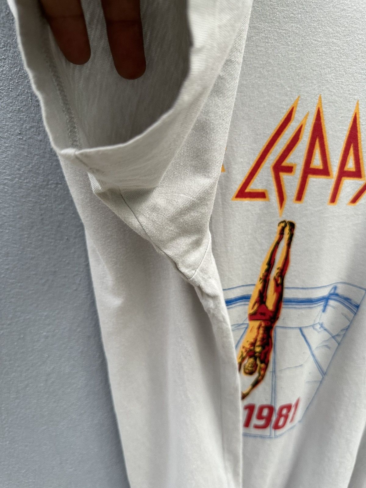 Band Tees Def Leppard Tour 1981 High N Dry ©️2014 repro by GU A57 Size US M / EU 48-50 / 2 - 4 Thumbnail