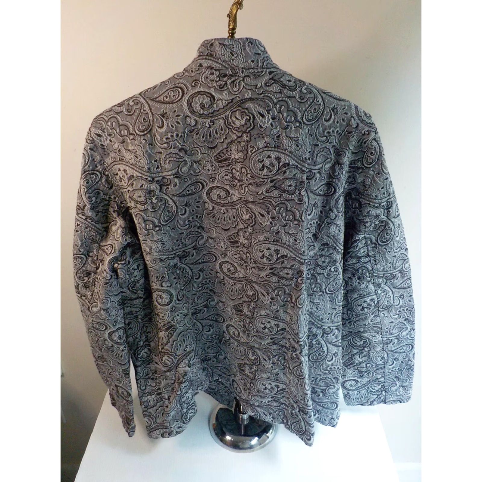 Vintage ADDITIONS BY Chico's Paisley Jacket Button Front Banded Collar Gray/Black Short Jacket Womens SZ 3 Regular 46 Cotton Blend Sleeve Long 25" Chest 46 Size XS / US 0-2 / IT 36-38 - 4 Thumbnail
