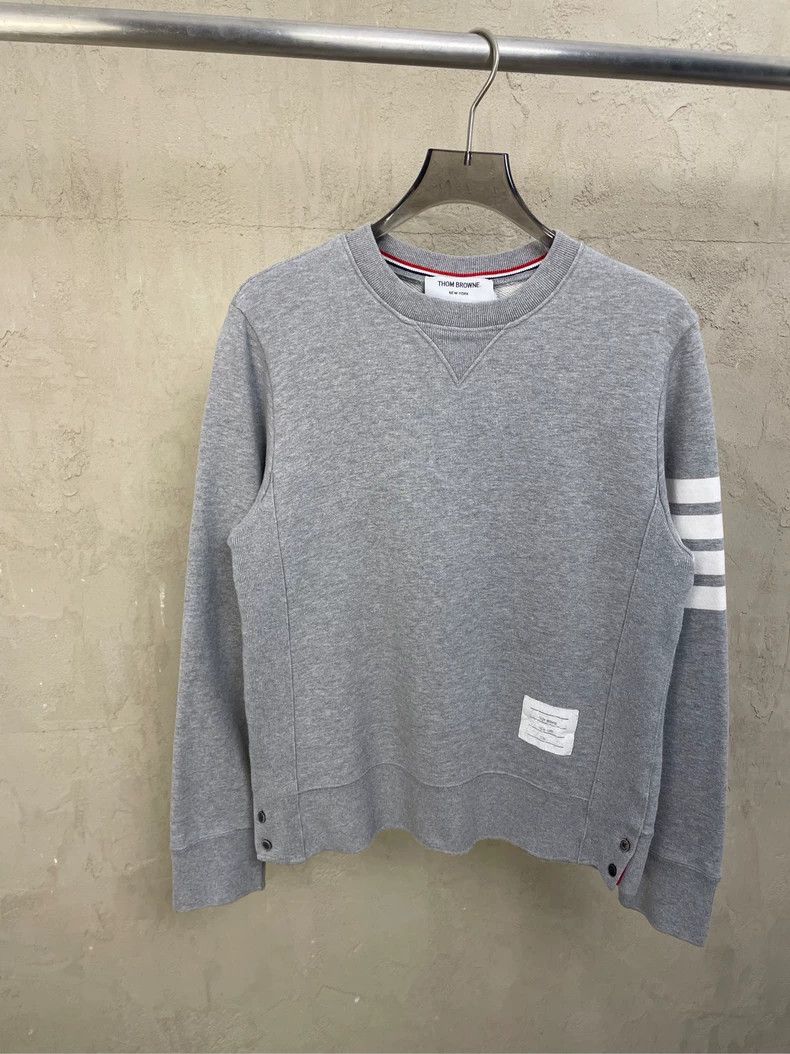 Thom Browne Thom browne Gray four-striped round-neck sweatshirt 2504-Ne Size US S / EU 44-46 / 1 - 1 Thumbnail