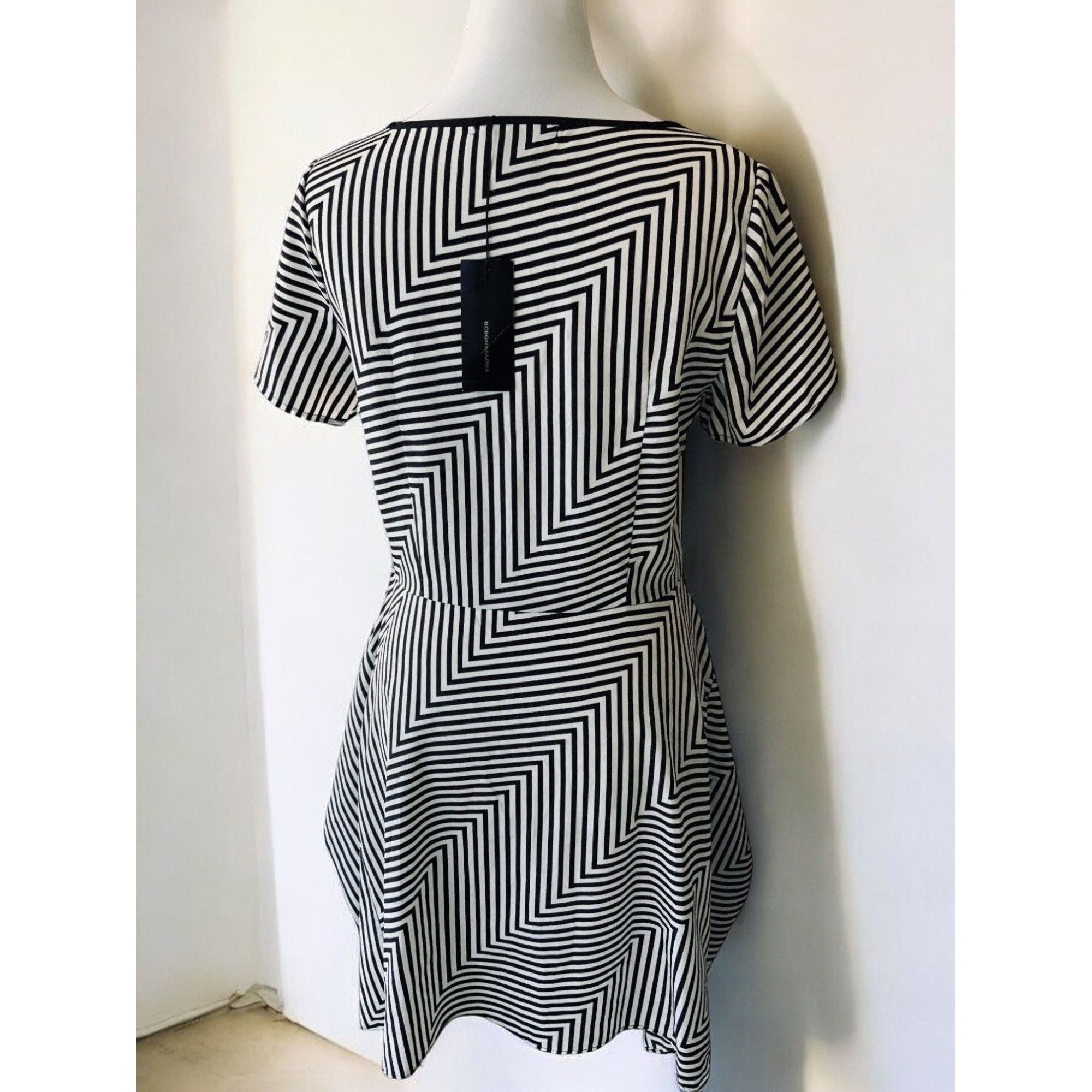 Bcbgmaxazria BCBGMAXAZRIA Womens Short Sleeve Chevron Print NEW Medium Size M / US 6-8 / IT 42-44 - 5 Thumbnail