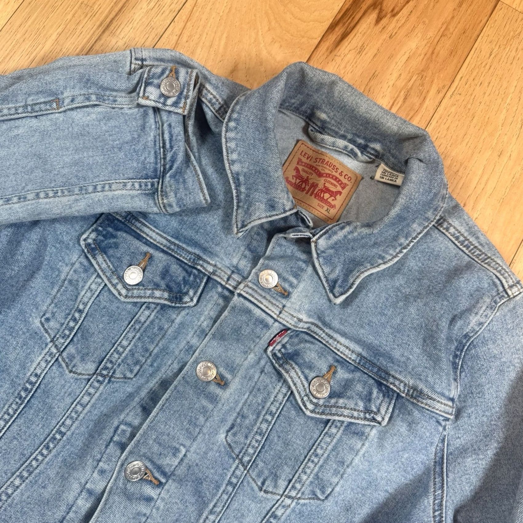Levi's VINTAGE Levi’s Denim Trucker Jacket Women’s XL Button Light Wash Size XL / US 12-14 / IT 48-50 - 2 Thumbnail