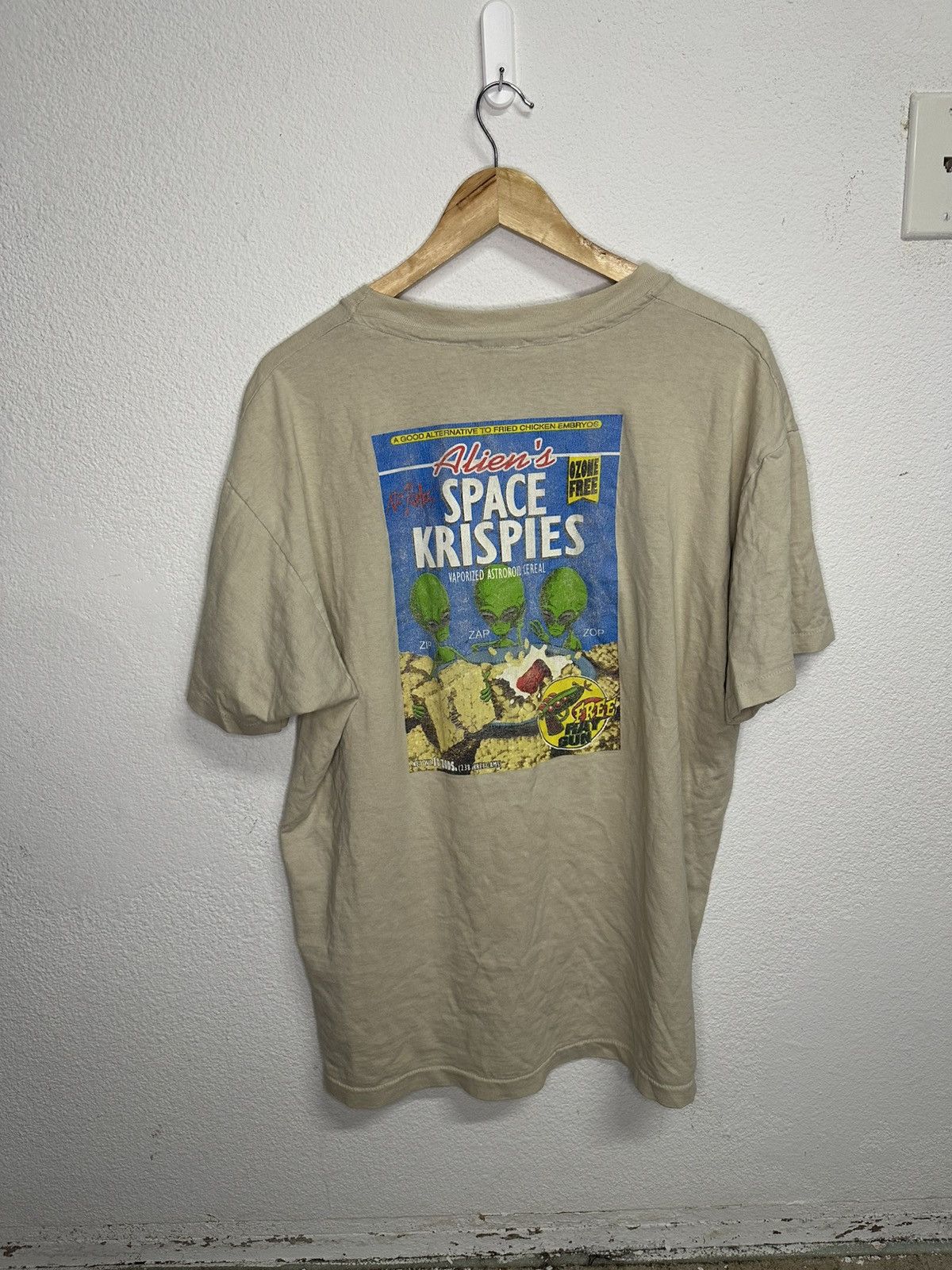 Other 90’s Aliens Rice Crispies Cereal Ray Gun Inside T-Shirt Size US XL / EU 56 / 4 - 1 Thumbnail