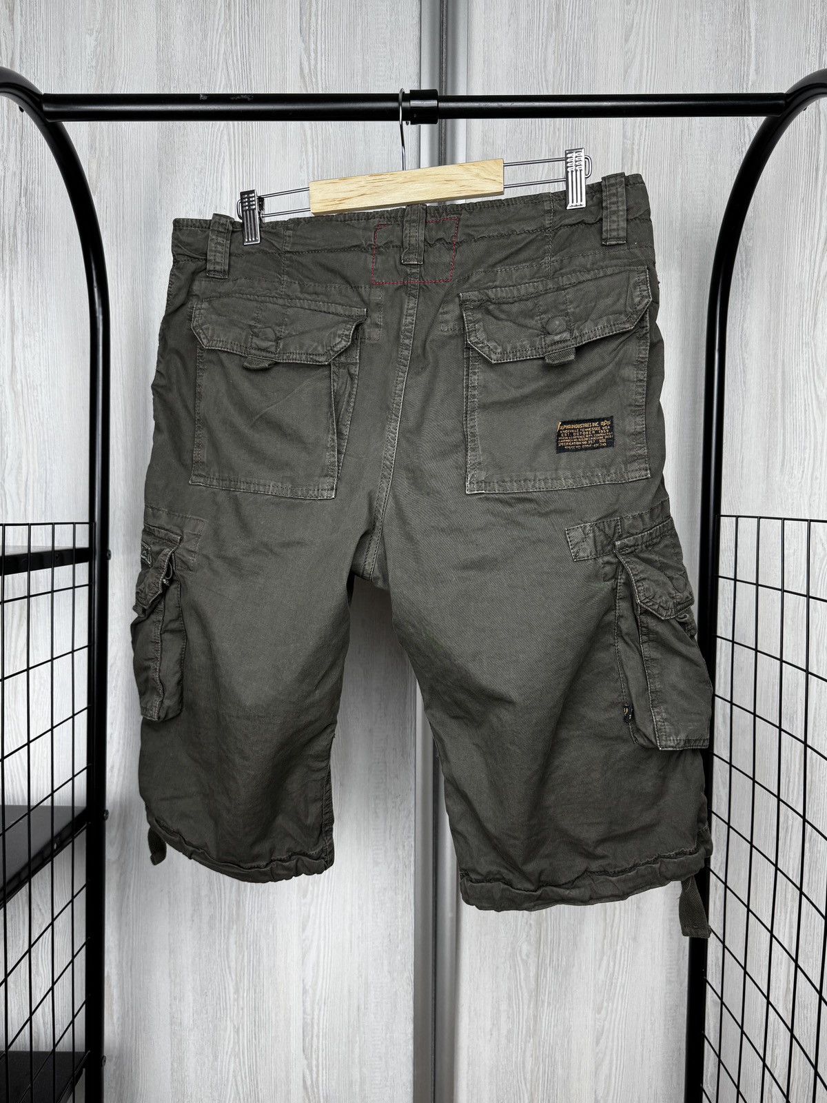 Alpha Industries Alpha Industries Khaki Green Cargo shorts size 33 Size US 33 - 8 Thumbnail
