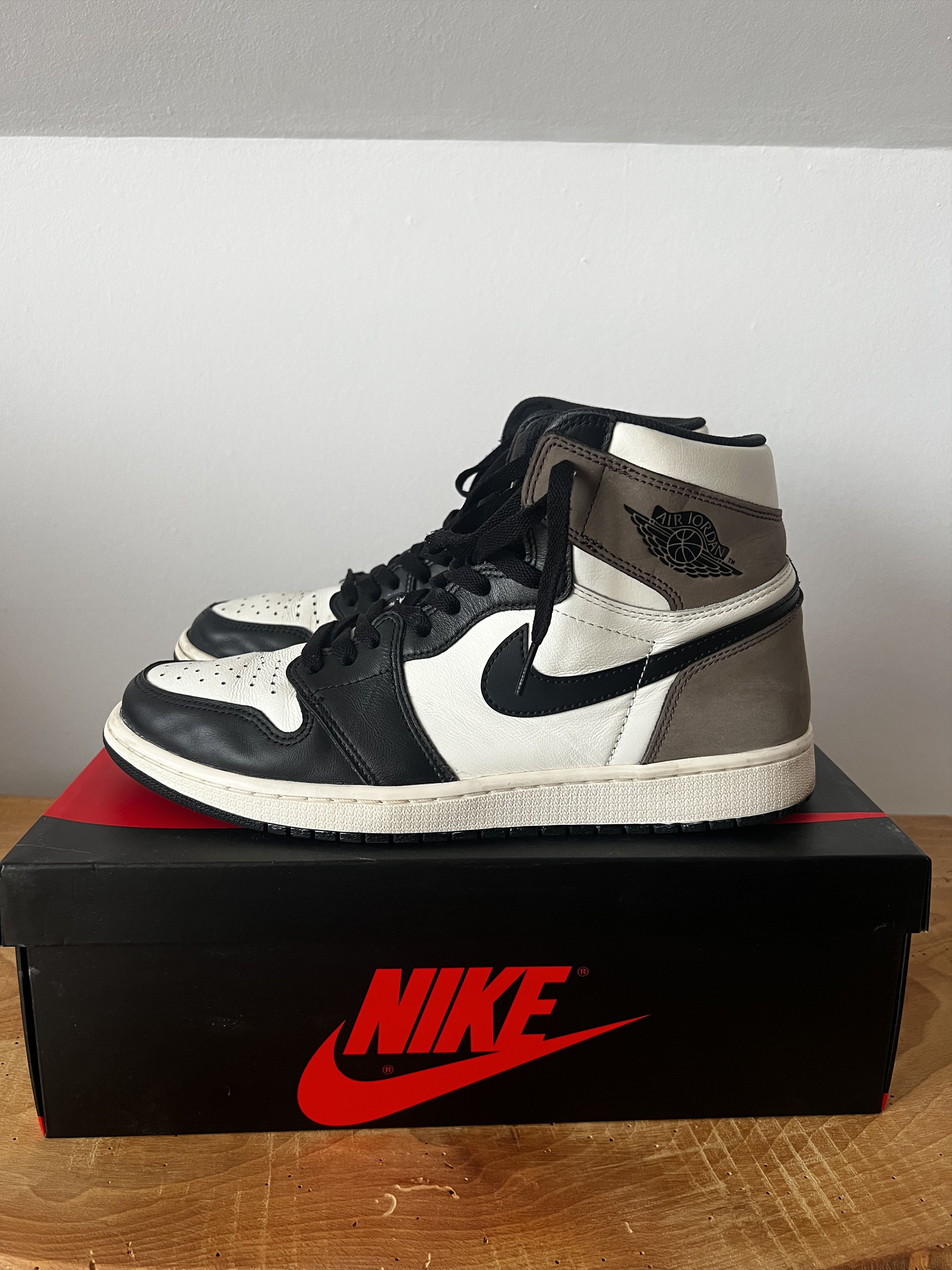Nike Nike Air Jordan 1 Dark Mocha Size US 13 / EU 46 - 1 Thumbnail