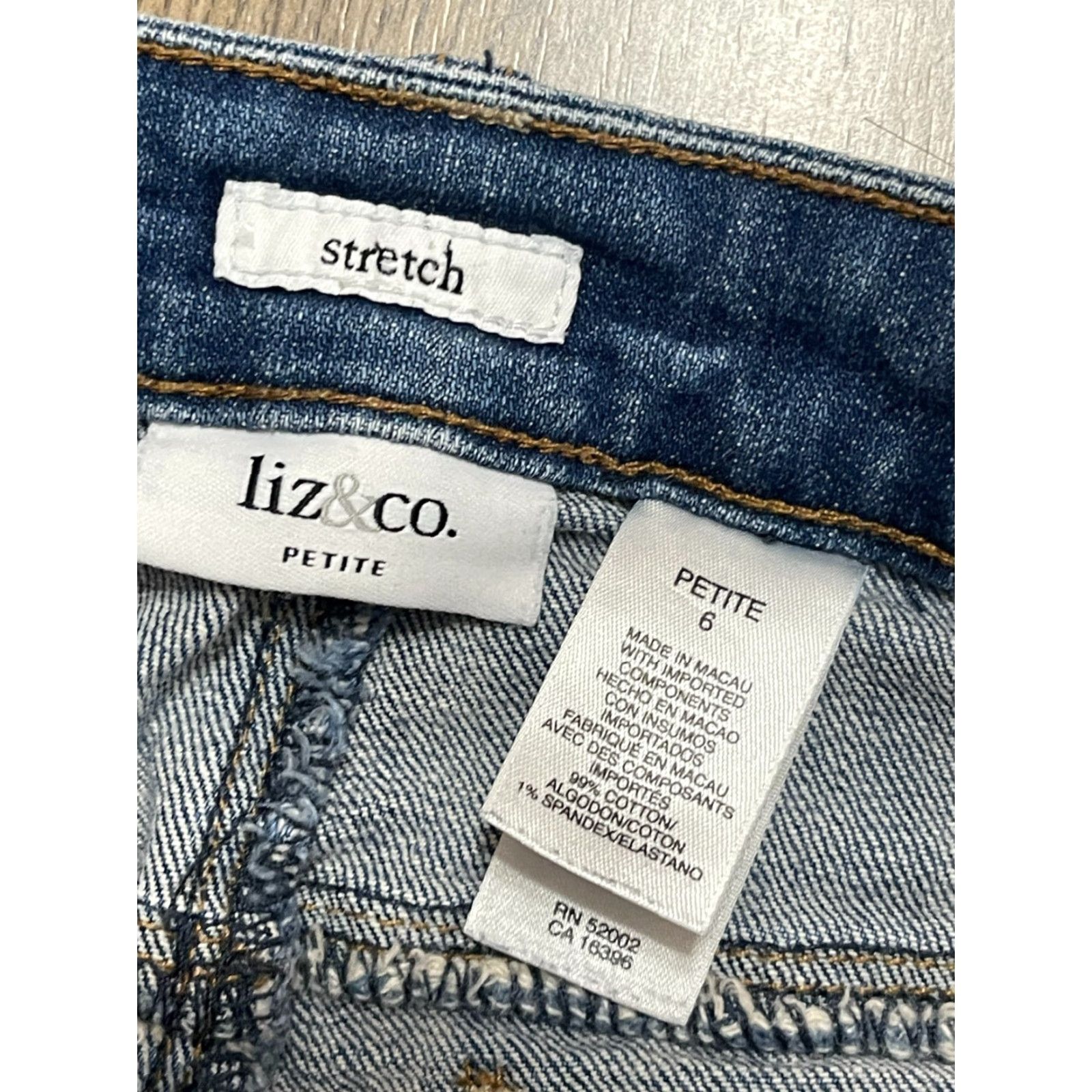 CO Liz & Co Jeans, Women's Petite 6 Capri Denim Stretch Blue, 28 in Waist, Inseam 18, Regular fit, 6P, Blue Denim Capri Jeans, Womens, Liz & Co Size 28" / US 6 / IT 42 - 6 Thumbnail