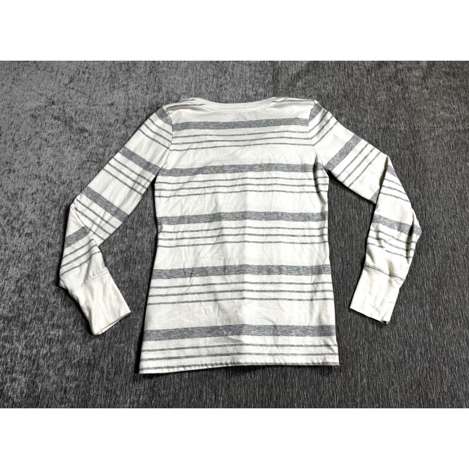 Mossimo [{"output": "Mossimo Supply Co Shirt Women S White Gray Stripe Long Sleeve V Neck - Pre-Owned Size S / US 4 / IT 40 - 8 Thumbnail