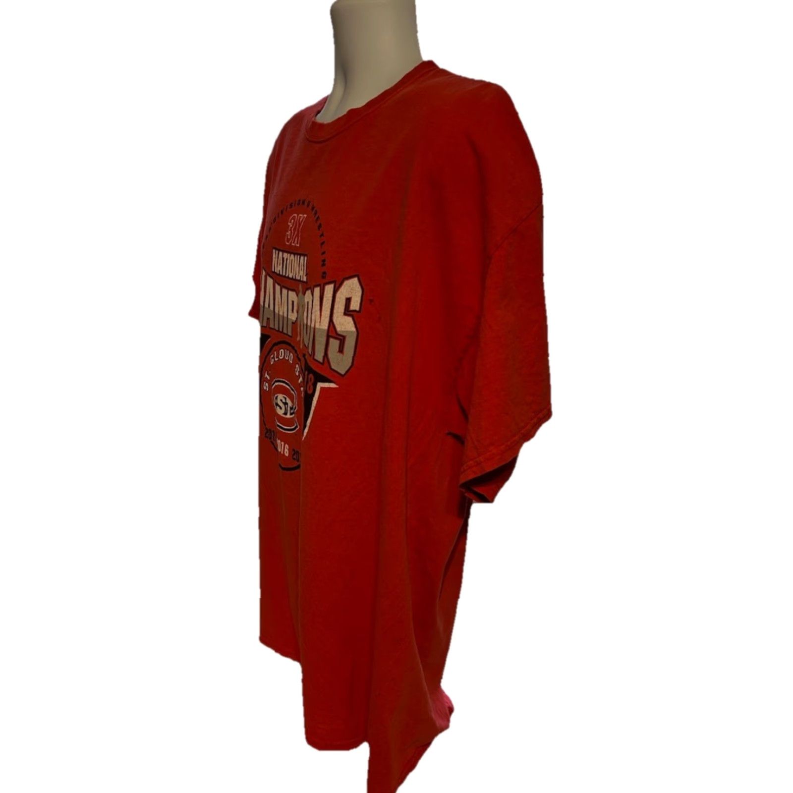 Vintage St Cloud State Champions Shirt Men 2XL Red Short Sleeve 2015 Blue 84 Wrestling Logo Graphic Print Shirt Size US XXL / EU 58 / 5 - 3 Thumbnail