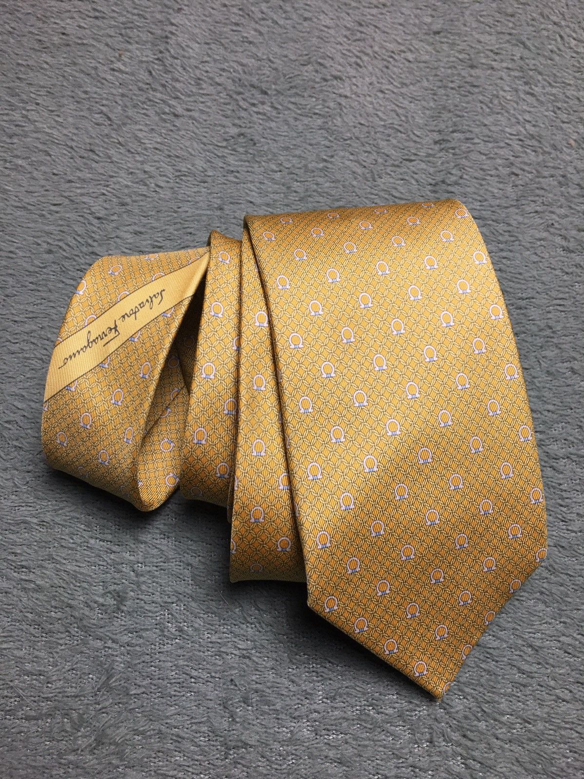 Salvatore Ferragamo Horseshoes Print Gold Silk Mens Tie
