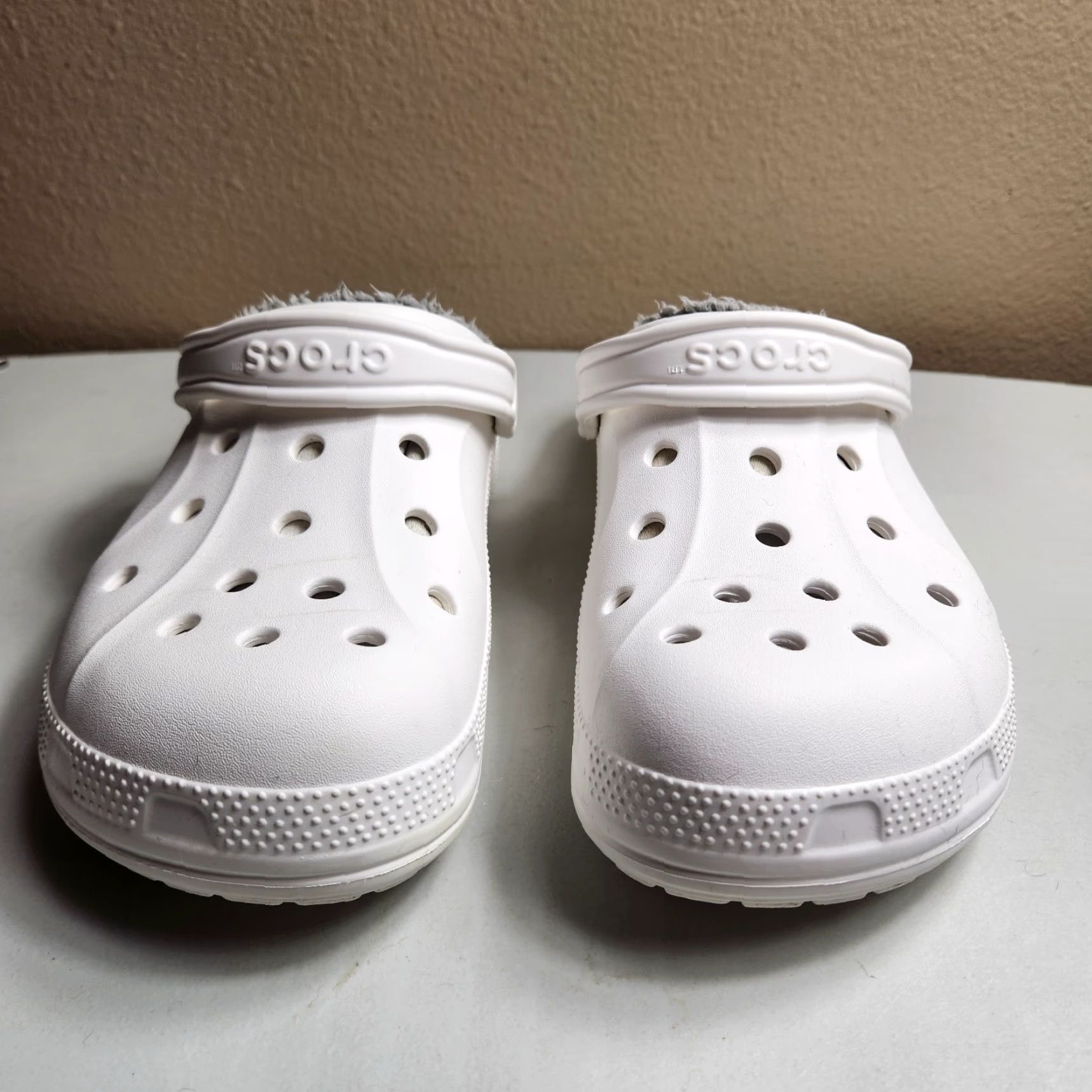 Crocs Crocs Fleece Lined |Mens 10/Womens 12| White/Gray Strap Back Clogs Size L / US 10 / IT 46 - 4 Thumbnail