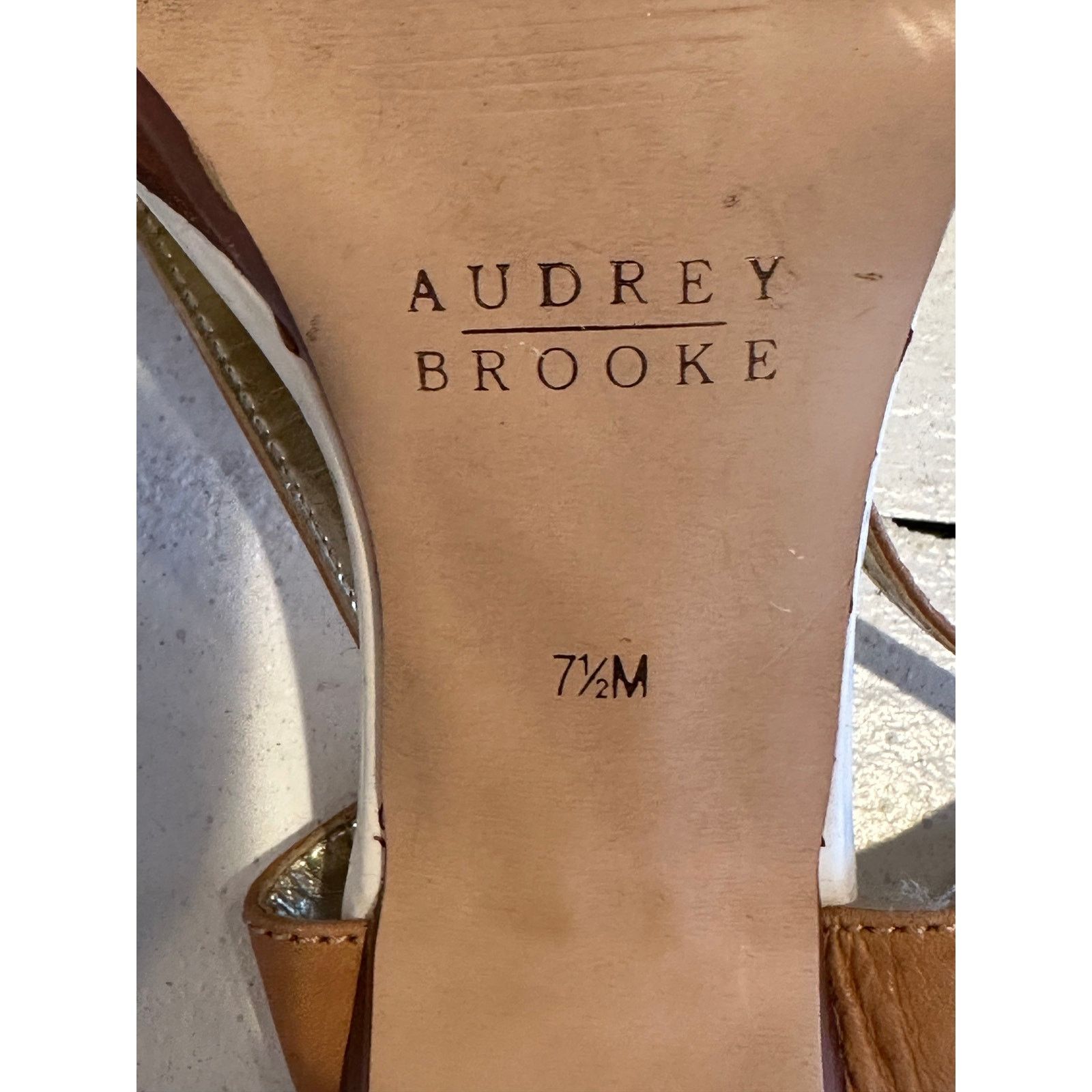 Other Audrey Brooke White Patent Leather Gold Slingback Heels 7.5 Size US 7.5 / IT 37.5 - 8 Thumbnail